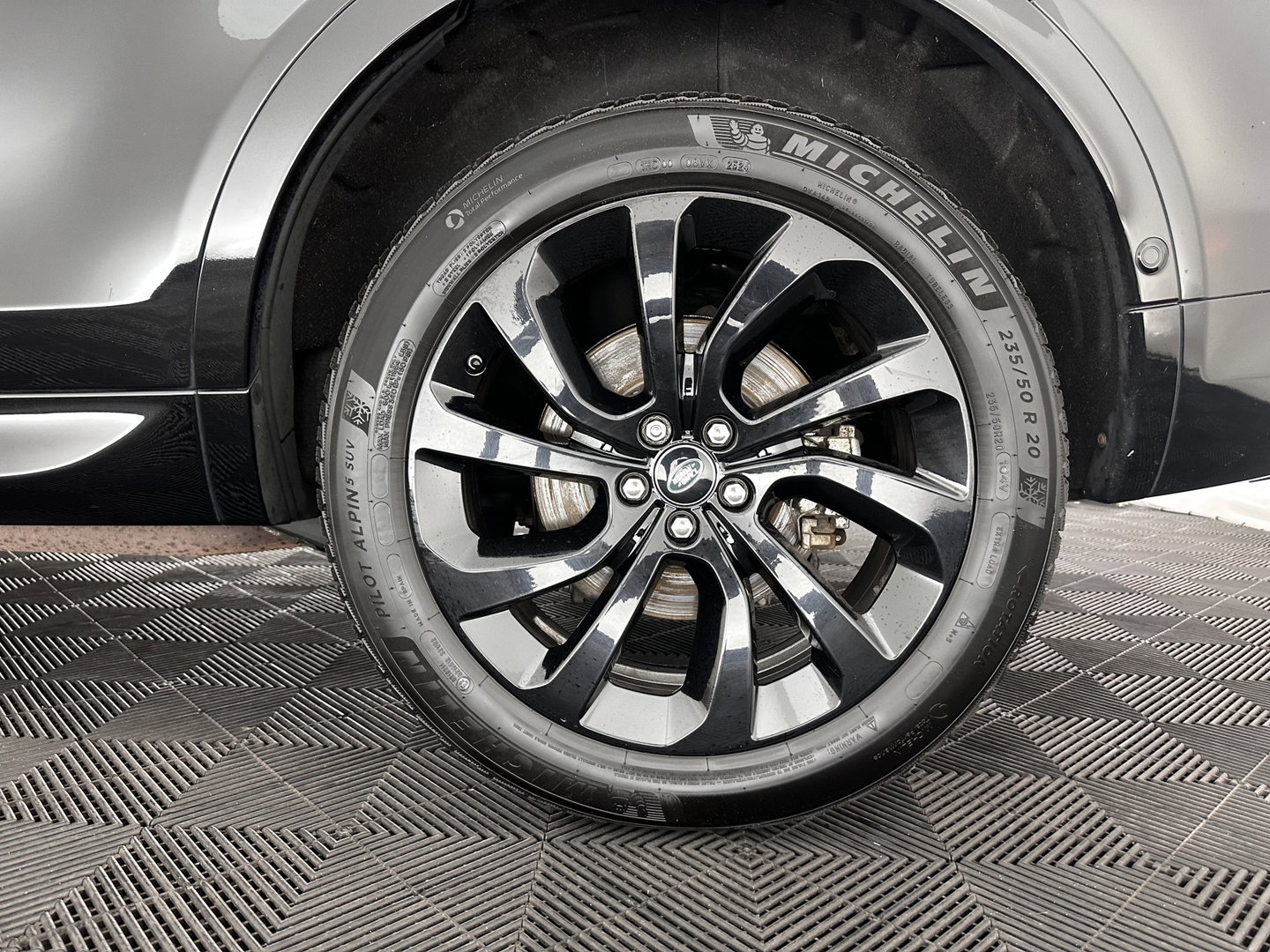 Land Rover Discovery Sport P300e 1.5 R-Dynamic HSE (Plug-in) (INCL.BTW) *LEATHER | FULL-LED | DIGI-COCKPIT | BLINDSPOT | KEYLESS | SHIFT-PADDLES | PRIVACY-GLASS | NAVI-FULLMAP | ECC | PDC | CRUISE | 20''ALU*