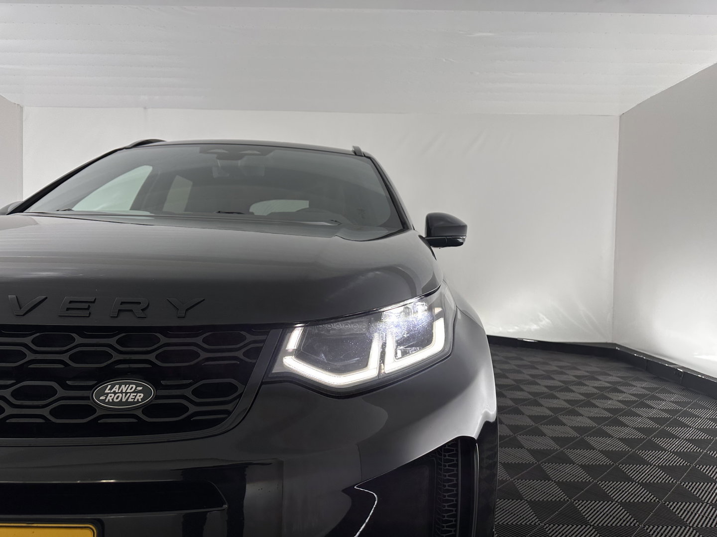 Land Rover Discovery Sport P300e 1.5 R-Dynamic HSE (Plug-in) (INCL.BTW) *LEATHER | FULL-LED | DIGI-COCKPIT | BLINDSPOT | KEYLESS | SHIFT-PADDLES | PRIVACY-GLASS | NAVI-FULLMAP | ECC | PDC | CRUISE | 20''ALU*