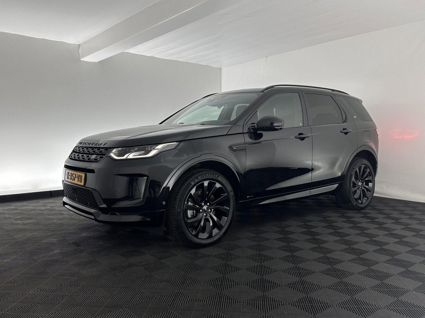 Land Rover Discovery Sport P300e 1.5 R-Dynamic HSE (Plug-in) (INCL.BTW) *LEATHER | FULL-LED | DIGI-COCKPIT | BLINDSPOT | KEYLESS | SHIFT-PADDLES | PRIVACY-GLASS | NAVI-FULLMAP | ECC | PDC | CRUISE | 20''ALU*