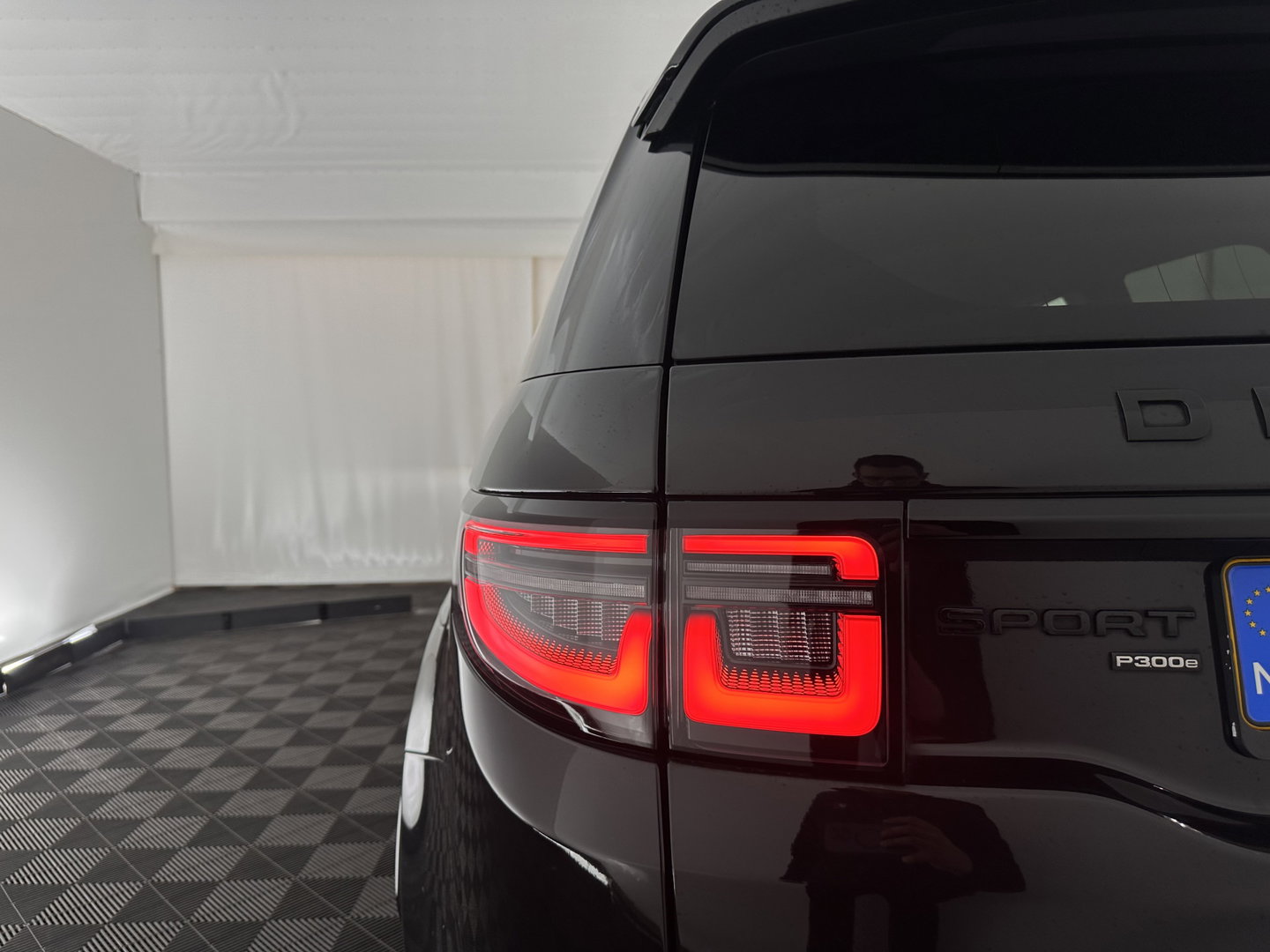 Land Rover Discovery Sport P300e 1.5 R-Dynamic HSE (Plug-in) (INCL.BTW) *LEATHER | FULL-LED | DIGI-COCKPIT | BLINDSPOT | KEYLESS | SHIFT-PADDLES | PRIVACY-GLASS | NAVI-FULLMAP | ECC | PDC | CRUISE | 20''ALU*