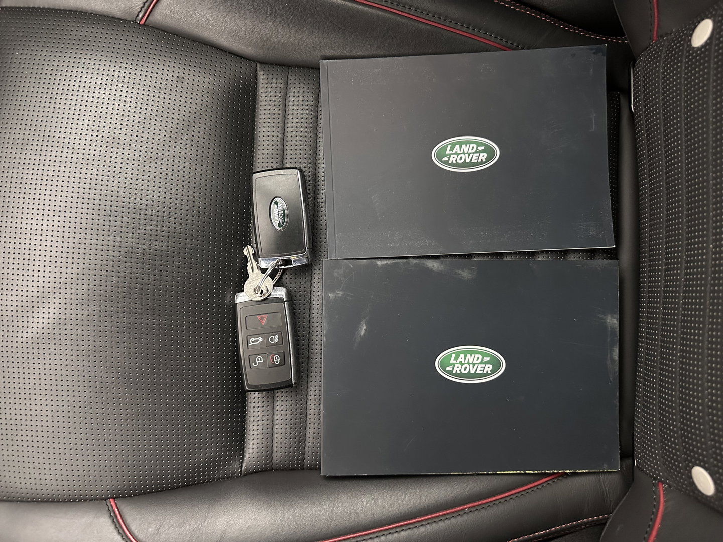 Land Rover Discovery Sport P300e 1.5 R-Dynamic HSE (Plug-in) (INCL.BTW) *LEATHER | FULL-LED | DIGI-COCKPIT | BLINDSPOT | KEYLESS | SHIFT-PADDLES | PRIVACY-GLASS | NAVI-FULLMAP | ECC | PDC | CRUISE | 20''ALU*