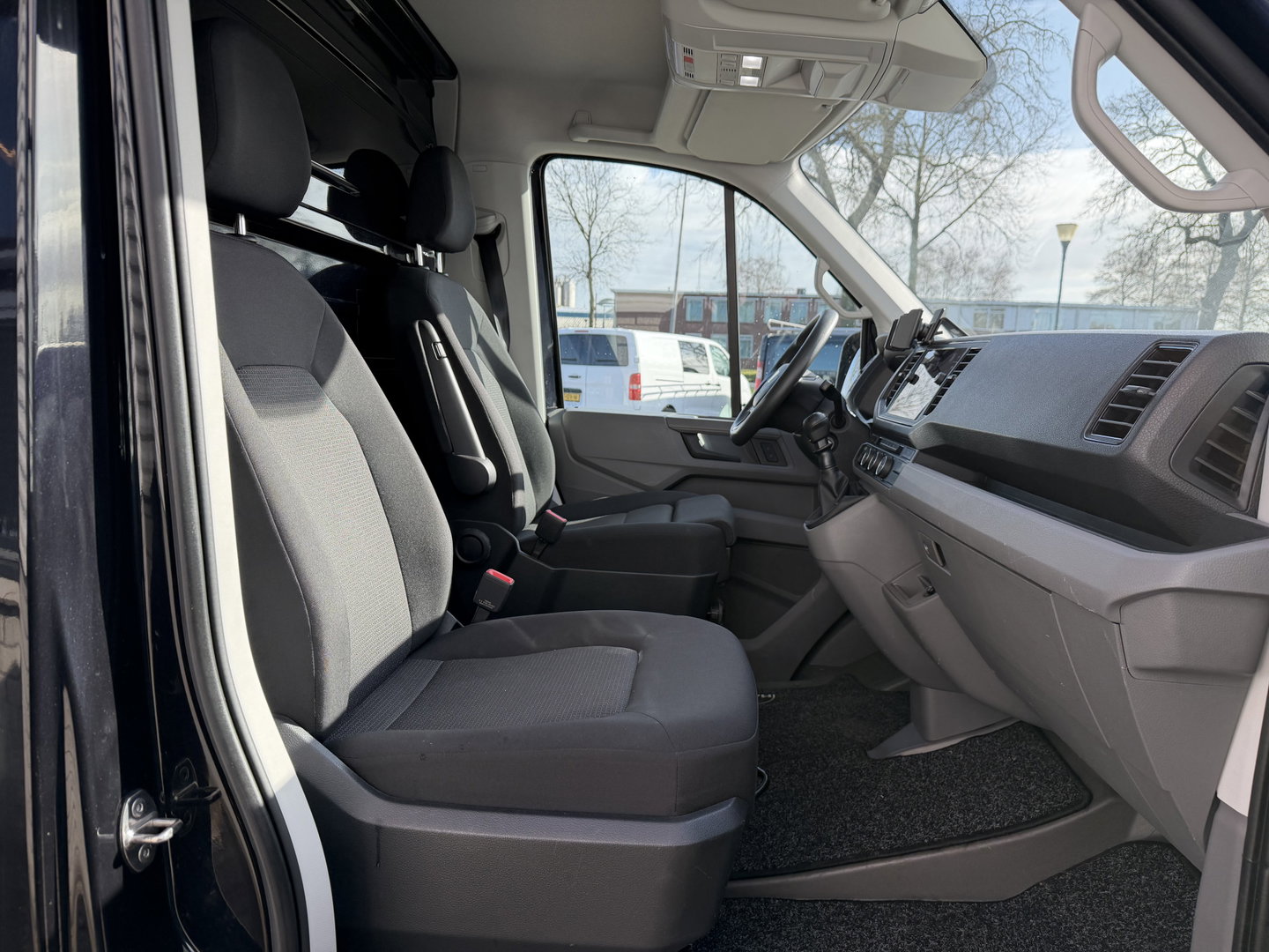 MAN TGE 35 2.0 Lang L4 Super Hoog 177pk bakwagen met Dhollandia laadklep / euro 6 / bpm vrij / vaste prijs rijklaar € 38.950 ex btw / lease vanaf € 636 / zwart metallic