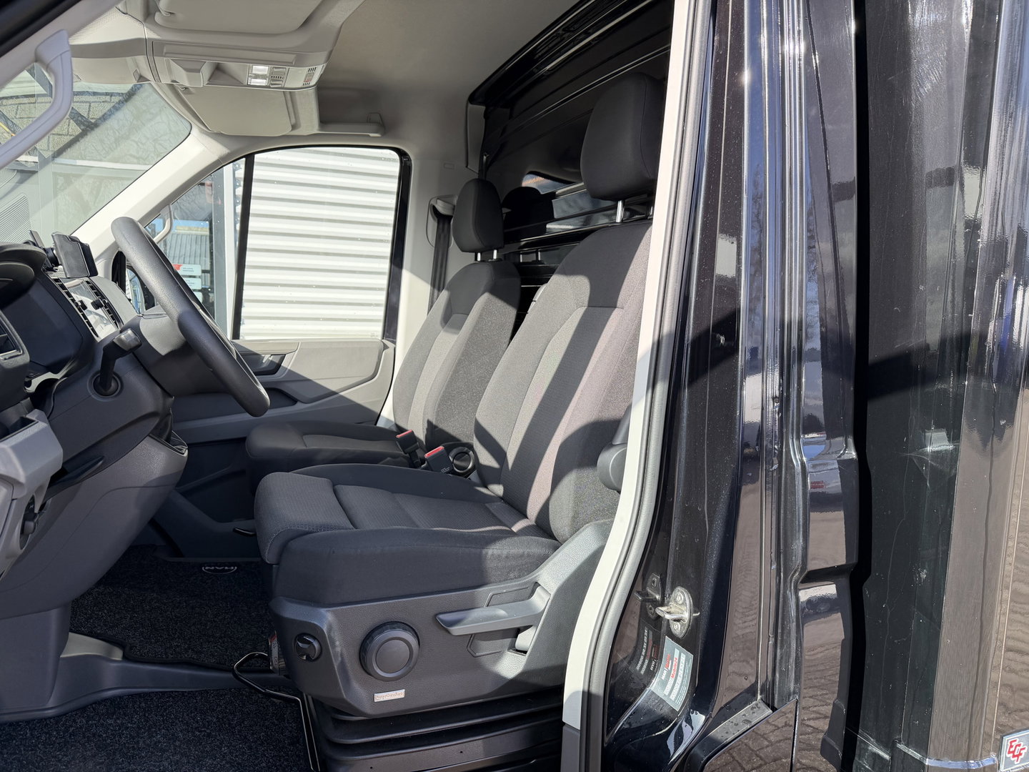 MAN TGE 35 2.0 Lang L4 Super Hoog 177pk bakwagen met Dhollandia laadklep / euro 6 / bpm vrij / vaste prijs rijklaar € 38.950 ex btw / lease vanaf € 636 / zwart metallic