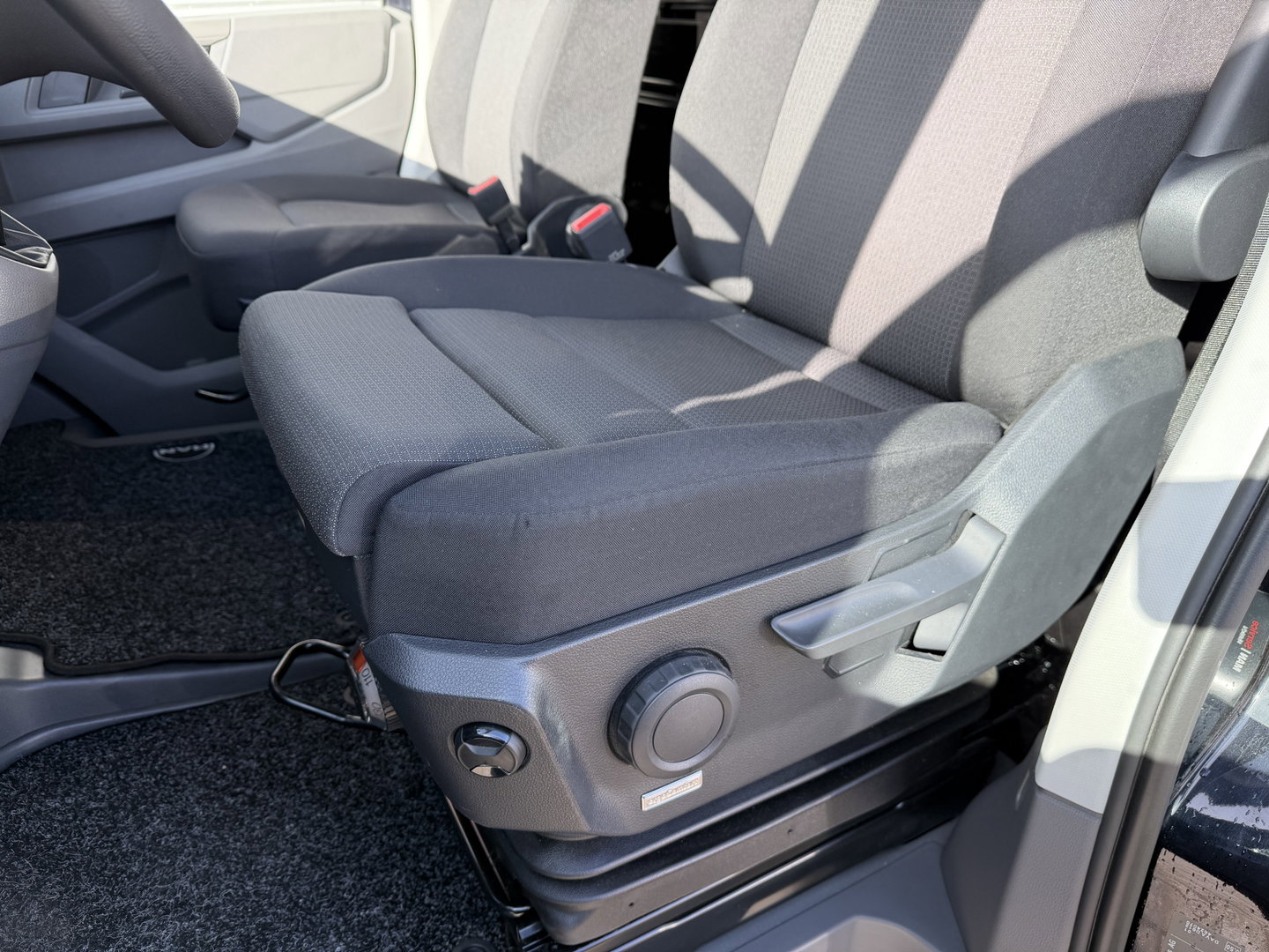 MAN TGE 35 2.0 Lang L4 Super Hoog 177pk bakwagen met Dhollandia laadklep / euro 6 / bpm vrij / vaste prijs rijklaar € 38.950 ex btw / lease vanaf € 636 / zwart metallic