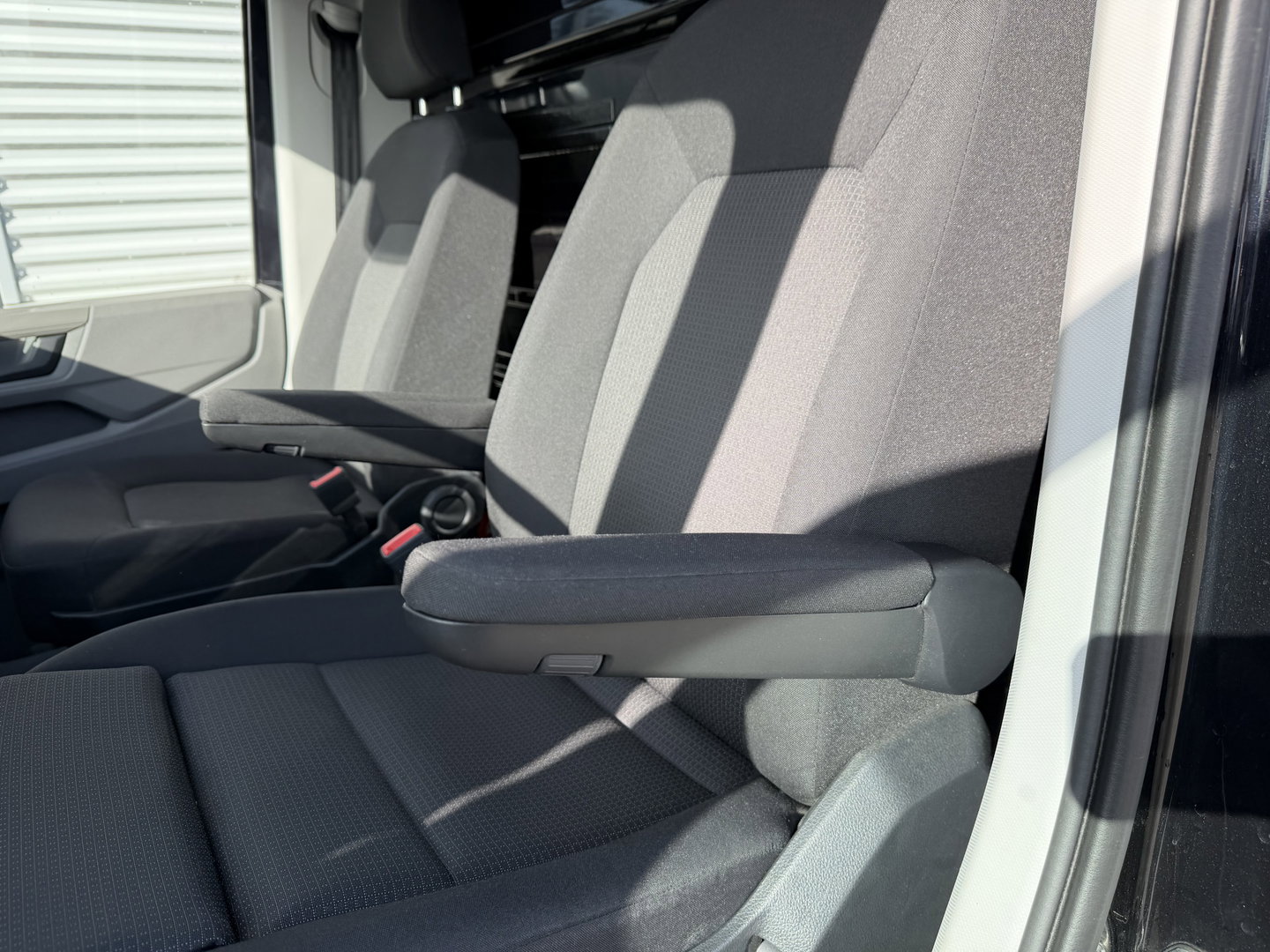 MAN TGE 35 2.0 Lang L4 Super Hoog 177pk bakwagen met Dhollandia laadklep / euro 6 / bpm vrij / vaste prijs rijklaar € 38.950 ex btw / lease vanaf € 636 / zwart metallic