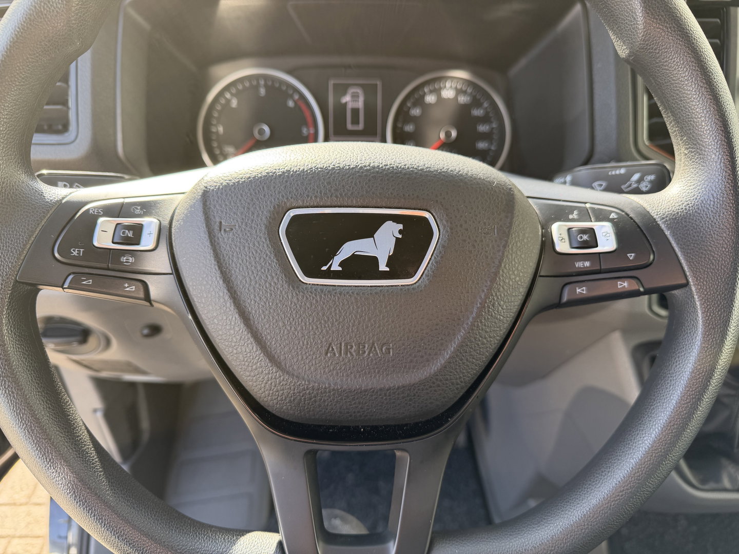 MAN TGE 35 2.0 Lang L4 Super Hoog 177pk bakwagen met Dhollandia laadklep / euro 6 / bpm vrij / vaste prijs rijklaar € 38.950 ex btw / lease vanaf € 636 / zwart metallic