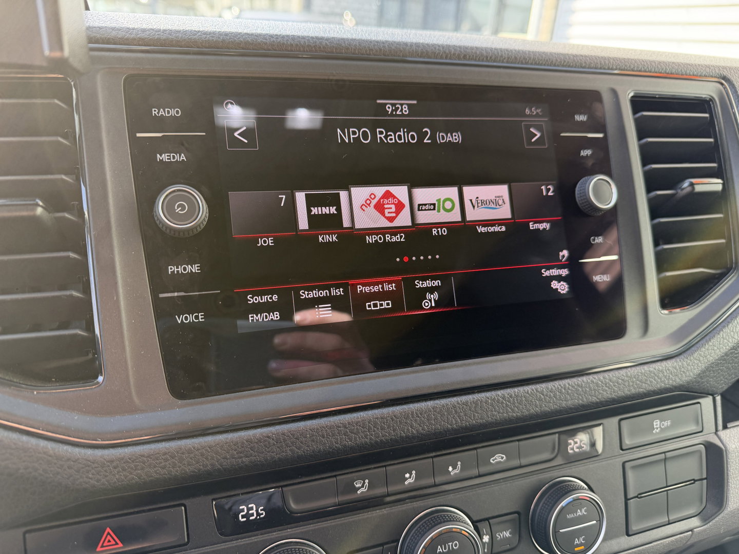 MAN TGE 35 2.0 Lang L4 Super Hoog 177pk bakwagen met Dhollandia laadklep / euro 6 / bpm vrij / vaste prijs rijklaar € 38.950 ex btw / lease vanaf € 636 / zwart metallic