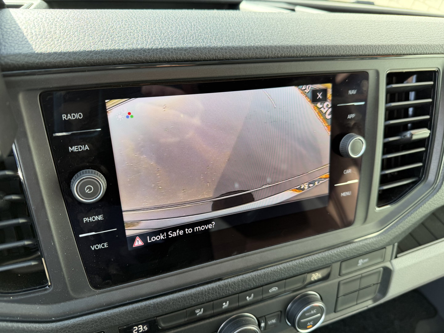 MAN TGE 35 2.0 Lang L4 Super Hoog 177pk bakwagen met Dhollandia laadklep / euro 6 / bpm vrij / vaste prijs rijklaar € 38.950 ex btw / lease vanaf € 636 / zwart metallic