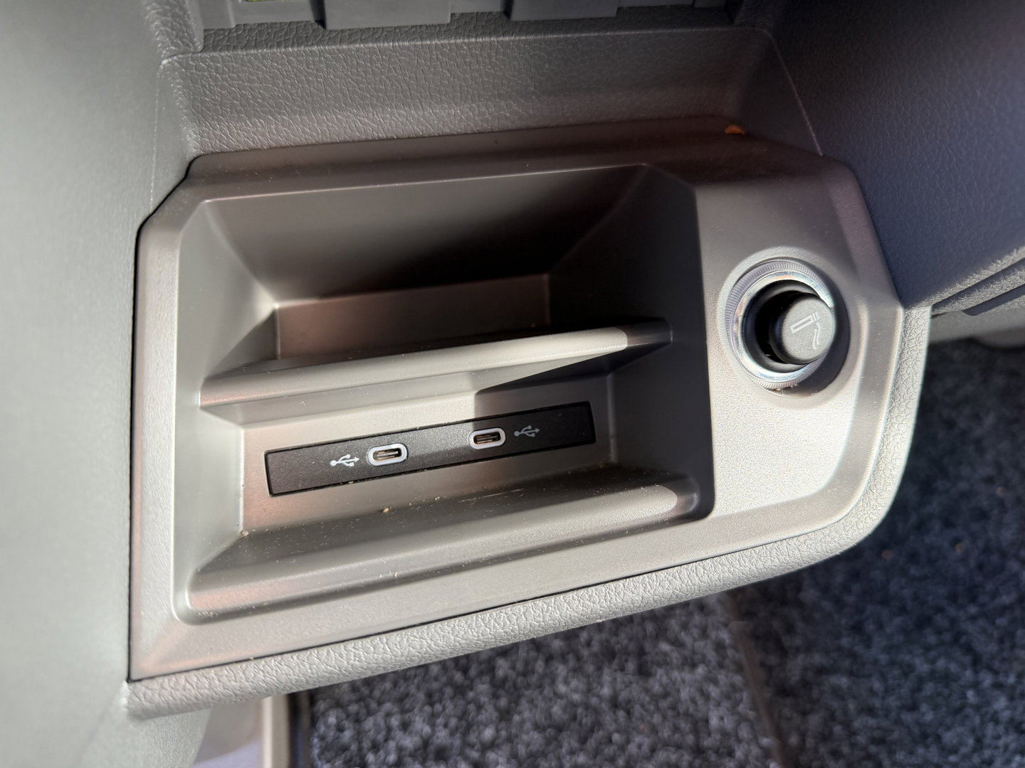 MAN TGE 35 2.0 Lang L4 Super Hoog 177pk bakwagen met Dhollandia laadklep / euro 6 / bpm vrij / vaste prijs rijklaar € 38.950 ex btw / lease vanaf € 636 / zwart metallic