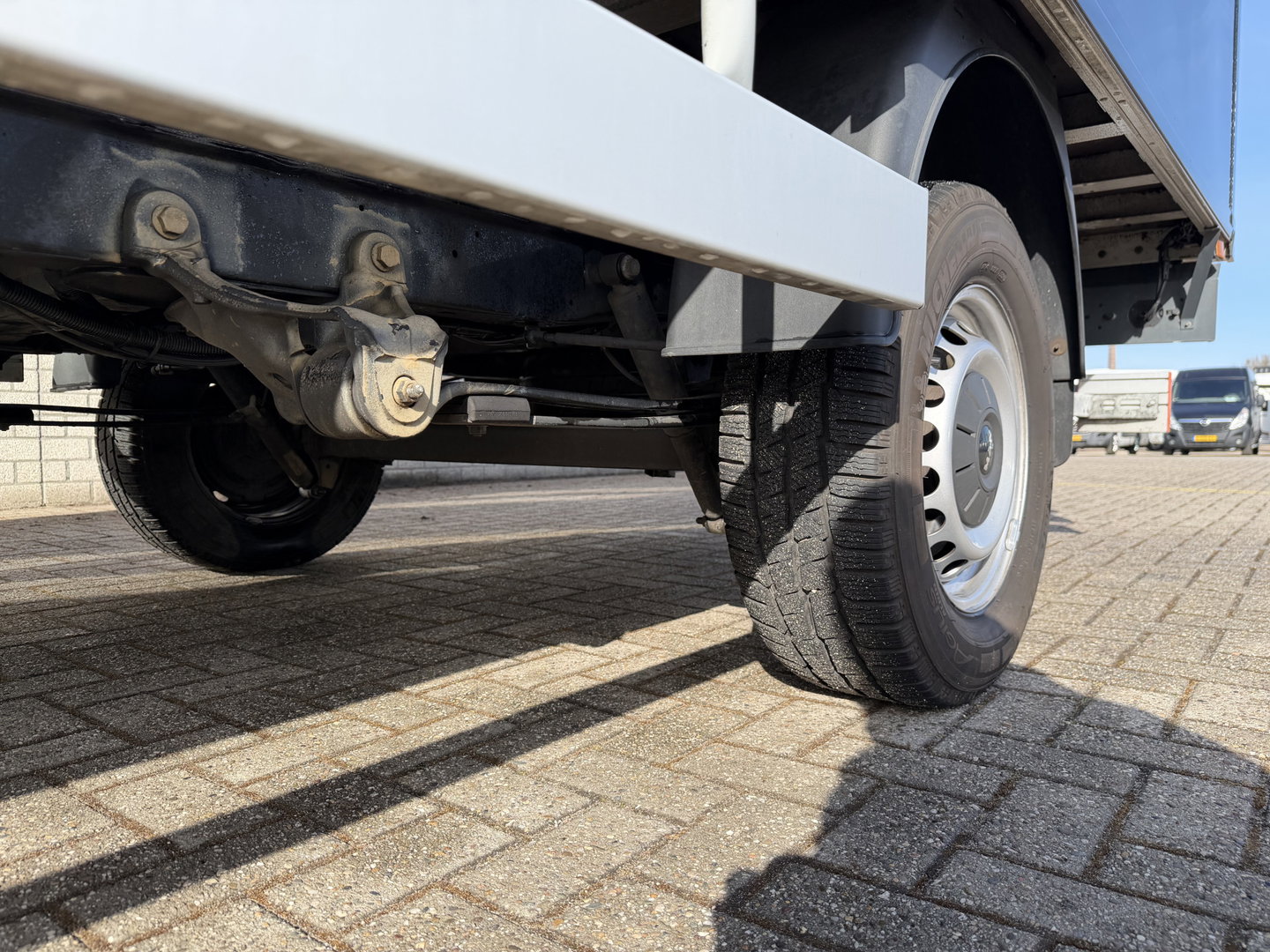 MAN TGE 35 2.0 Lang L4 Super Hoog 177pk bakwagen met Dhollandia laadklep / euro 6 / bpm vrij / vaste prijs rijklaar € 38.950 ex btw / lease vanaf € 636 / zwart metallic