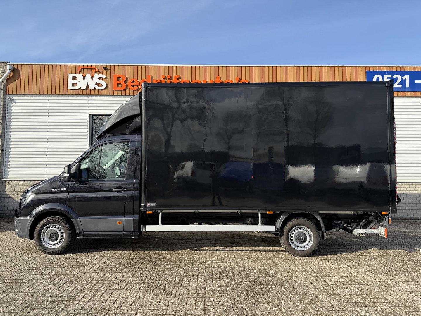 MAN TGE 35 2.0 Lang L4 Super Hoog 177pk bakwagen met Dhollandia laadklep / euro 6 / bpm vrij / vaste prijs rijklaar € 38.950 ex btw / lease vanaf € 636 / zwart metallic