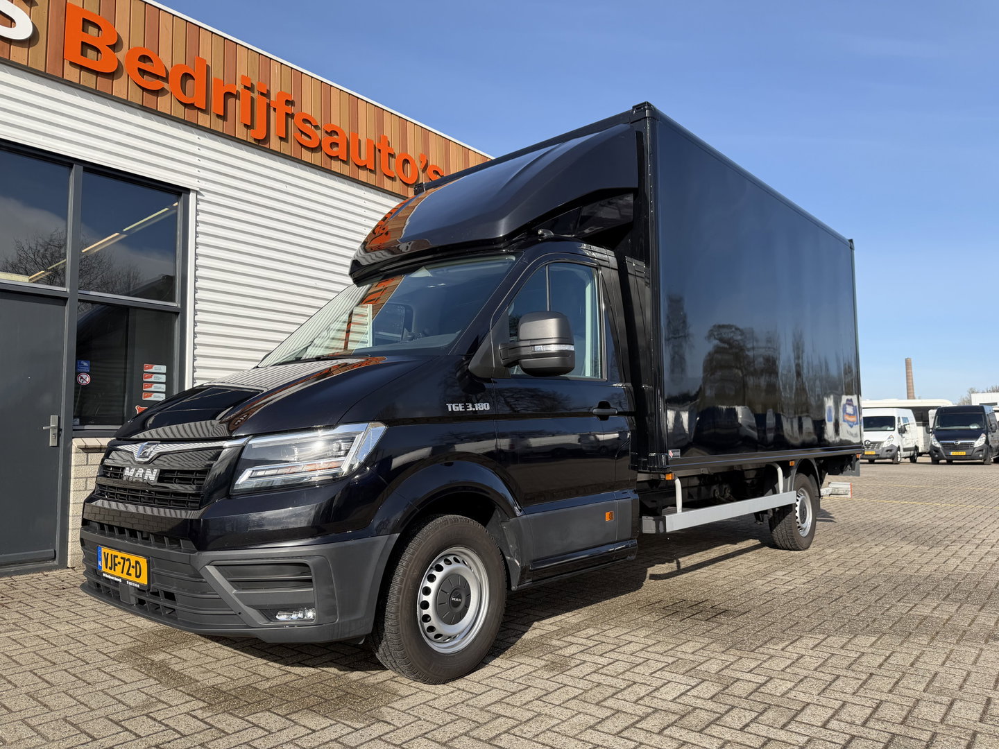 MAN TGE 35 2.0 Lang L4 Super Hoog 177pk bakwagen met Dhollandia laadklep / euro 6 / bpm vrij / vaste prijs rijklaar € 38.950 ex btw / lease vanaf € 636 / zwart metallic