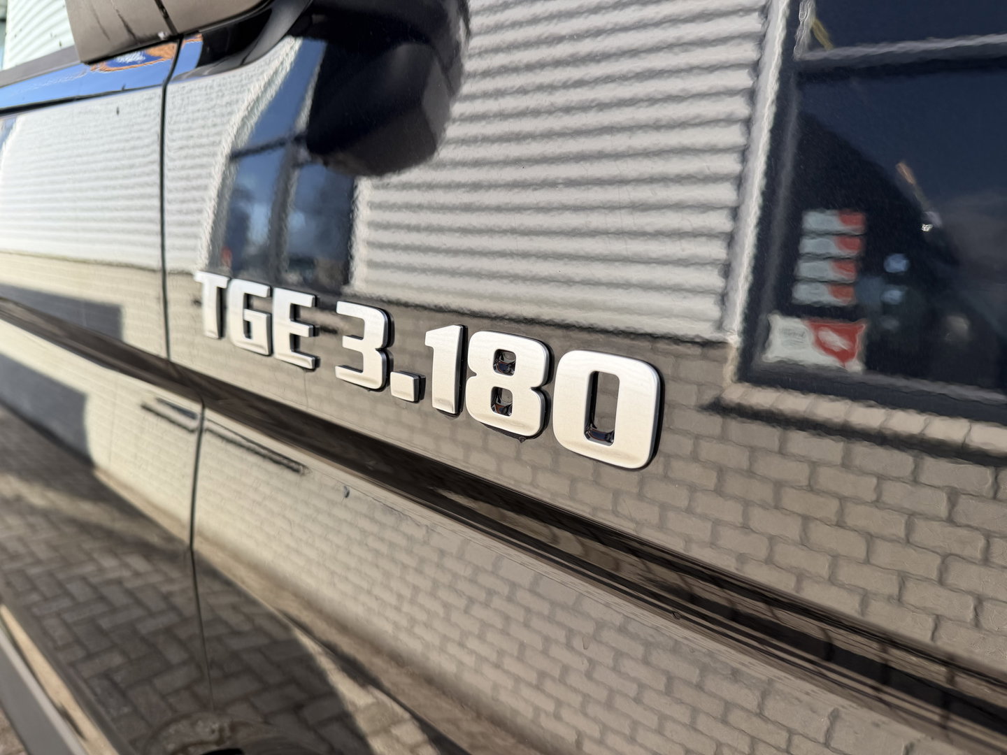 MAN TGE 35 2.0 Lang L4 Super Hoog 177pk bakwagen met Dhollandia laadklep / euro 6 / bpm vrij / vaste prijs rijklaar € 38.950 ex btw / lease vanaf € 636 / zwart metallic