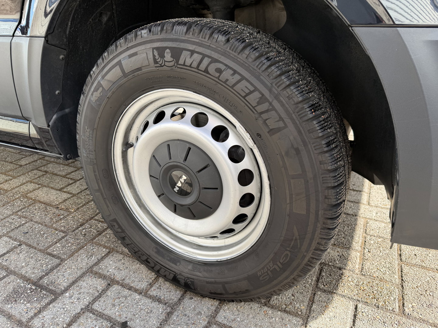 MAN TGE 35 2.0 Lang L4 Super Hoog 177pk bakwagen met Dhollandia laadklep / euro 6 / bpm vrij / vaste prijs rijklaar € 38.950 ex btw / lease vanaf € 636 / zwart metallic