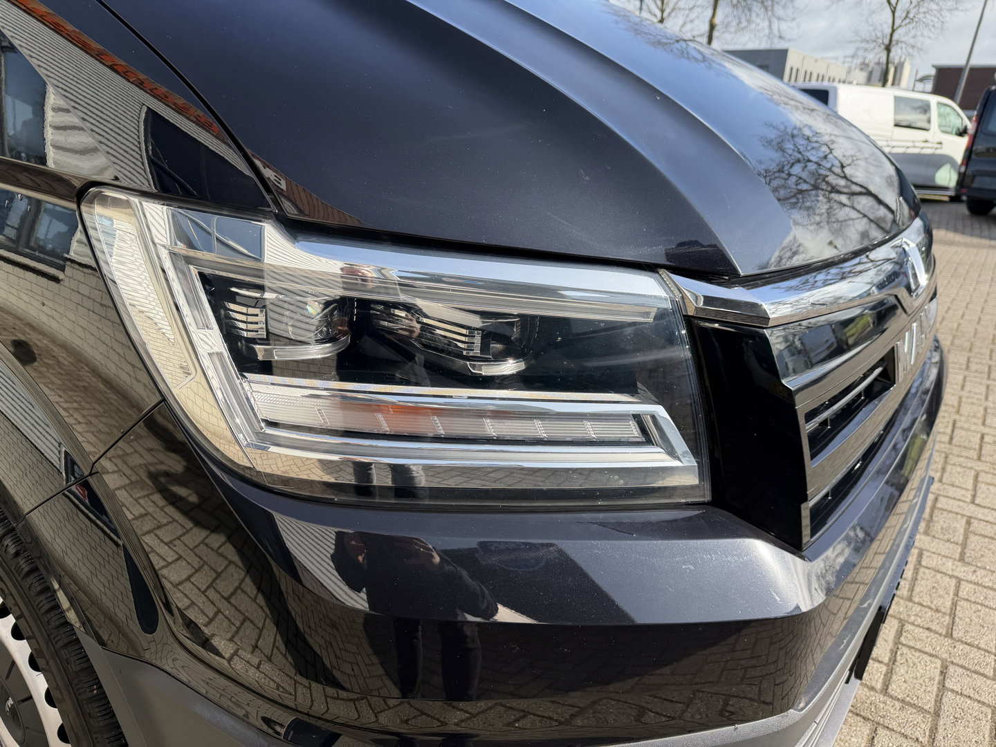 MAN TGE 35 2.0 Lang L4 Super Hoog 177pk bakwagen met Dhollandia laadklep / euro 6 / bpm vrij / vaste prijs rijklaar € 38.950 ex btw / lease vanaf € 636 / zwart metallic