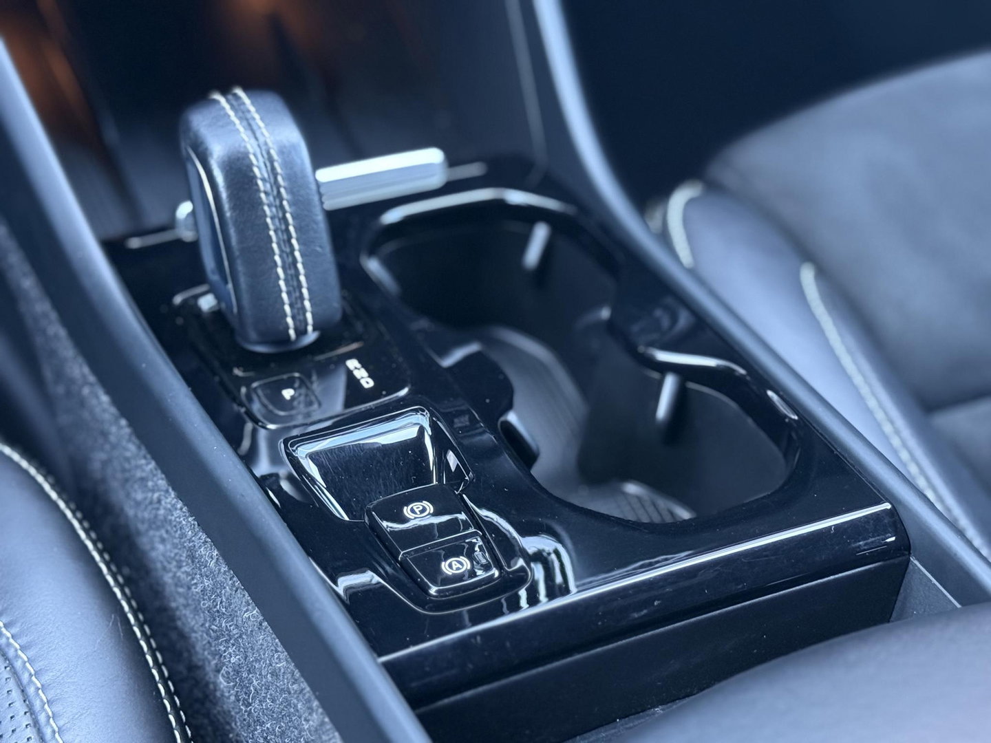 Volvo XC40 1.5 T5 Recharge 262 PK R-Design |H/K|Winterpakket|Cam|Trekhaak