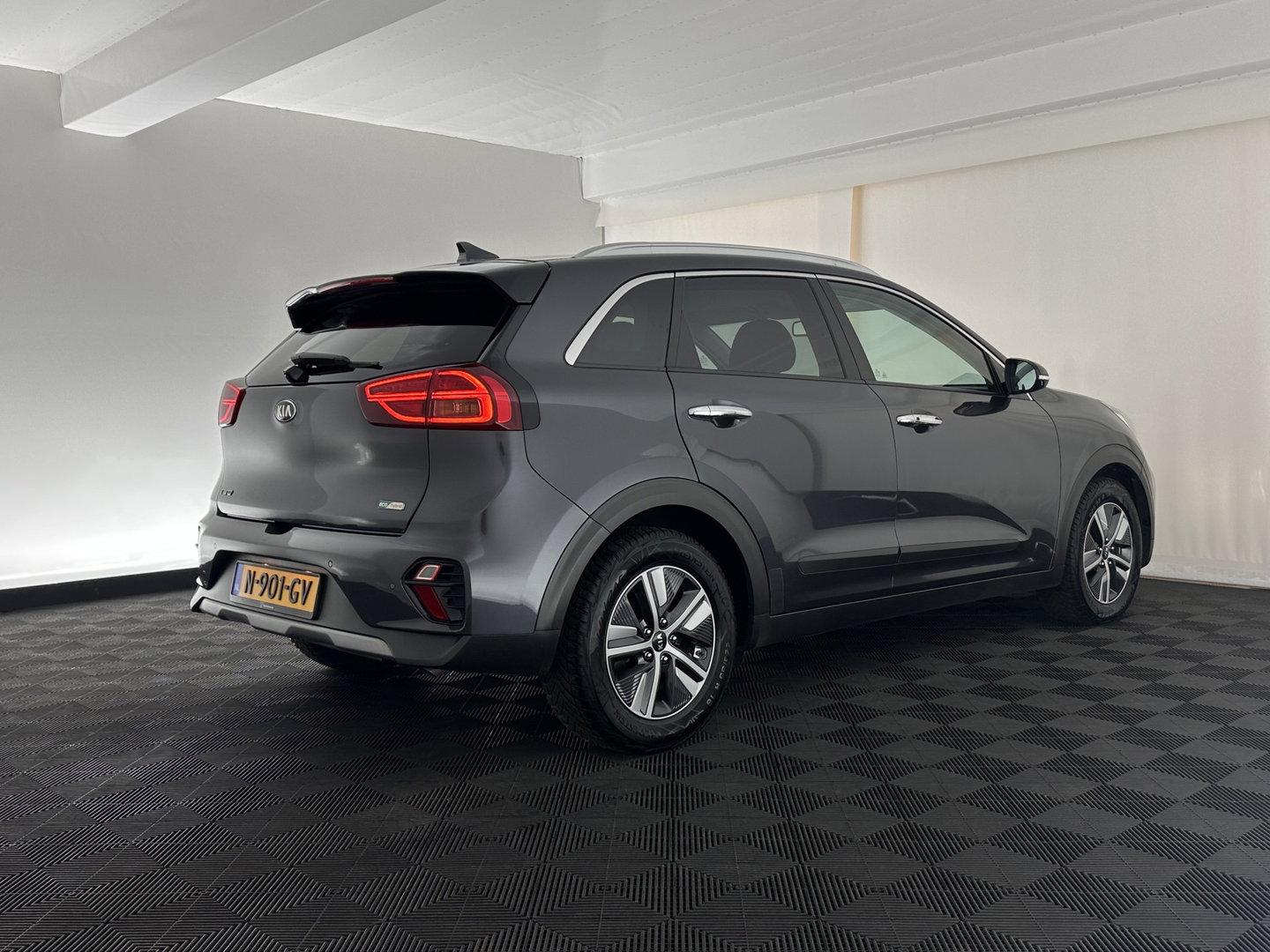 Kia Niro 1.6 GDi Hybrid DynamicPlusLine (INCL.BTW) Aut. *LEATHER | FULL-LED | ADAPTIVE-CRUISE | BLINDSPOT | HEATED-COMFORTSEATS | CAMERA | KEYLESS | NAVI-FULLMAP | AMBIENTLIGHT | LANE-ASSIST | 16''ALU*