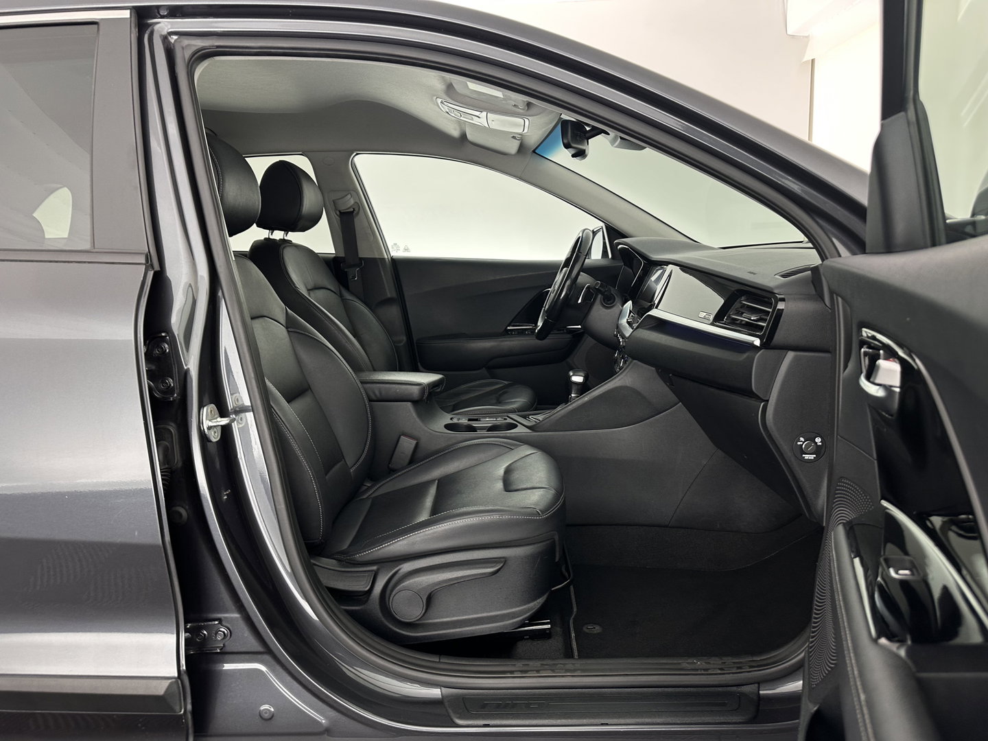 Kia Niro 1.6 GDi Hybrid DynamicPlusLine (INCL.BTW) Aut. *LEATHER | FULL-LED | ADAPTIVE-CRUISE | BLINDSPOT | HEATED-COMFORTSEATS | CAMERA | KEYLESS | NAVI-FULLMAP | AMBIENTLIGHT | LANE-ASSIST | 16''ALU*