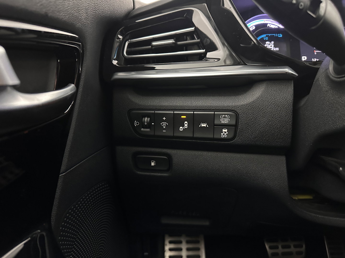 Kia Niro 1.6 GDi Hybrid DynamicPlusLine (INCL.BTW) Aut. *LEATHER | FULL-LED | ADAPTIVE-CRUISE | BLINDSPOT | HEATED-COMFORTSEATS | CAMERA | KEYLESS | NAVI-FULLMAP | AMBIENTLIGHT | LANE-ASSIST | 16''ALU*