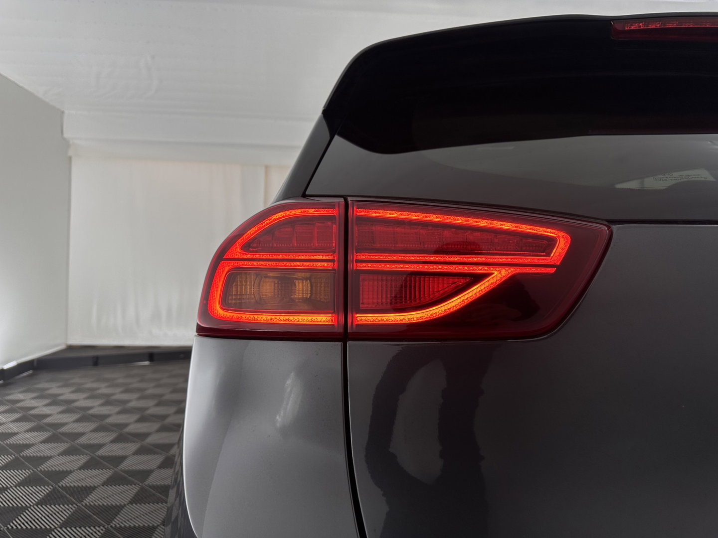 Kia Niro 1.6 GDi Hybrid DynamicPlusLine (INCL.BTW) Aut. *LEATHER | FULL-LED | ADAPTIVE-CRUISE | BLINDSPOT | HEATED-COMFORTSEATS | CAMERA | KEYLESS | NAVI-FULLMAP | AMBIENTLIGHT | LANE-ASSIST | 16''ALU*