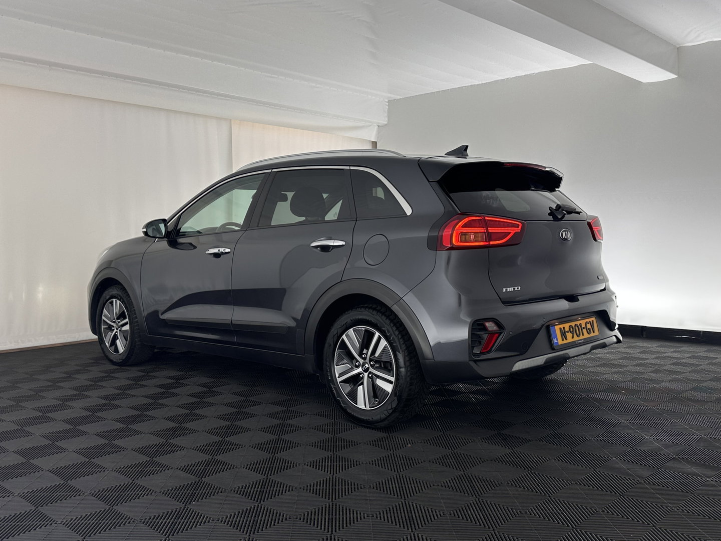 Kia Niro 1.6 GDi Hybrid DynamicPlusLine (INCL.BTW) Aut. *LEATHER | FULL-LED | ADAPTIVE-CRUISE | BLINDSPOT | HEATED-COMFORTSEATS | CAMERA | KEYLESS | NAVI-FULLMAP | AMBIENTLIGHT | LANE-ASSIST | 16''ALU*