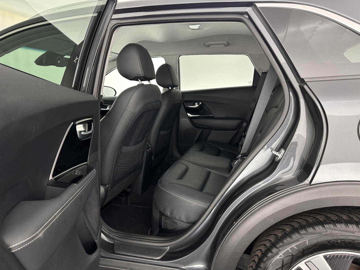 Kia Niro 1.6 GDi Hybrid DynamicPlusLine (INCL.BTW) Aut. *LEATHER | FULL-LED | ADAPTIVE-CRUISE | BLINDSPOT | HEATED-COMFORTSEATS | CAMERA | KEYLESS | NAVI-FULLMAP | AMBIENTLIGHT | LANE-ASSIST | 16''ALU*