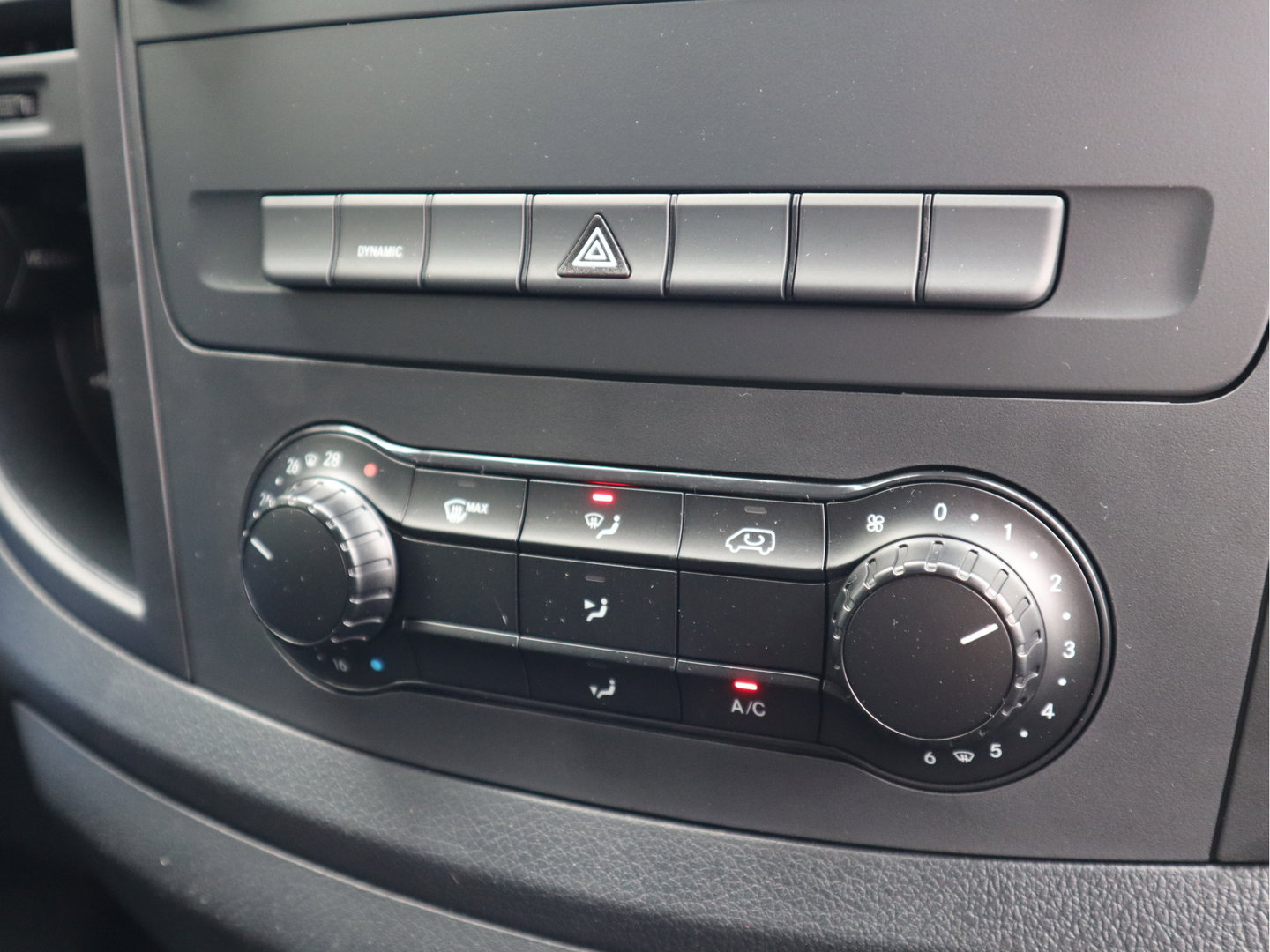 Mercedes-Benz eVito 112 66 kWh Snelladen SoH 97,6 % L2 Lang - Camera - 3 Zits - Betimmerd