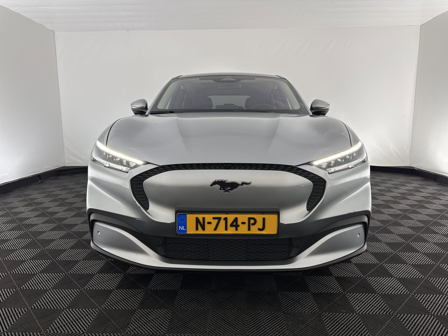 Ford Mustang Mach-E RWD 75 kWh [ 3-Fase ] (INCL.BTW) *LEATHER | FULL-LED | DAB | DIGI-COCKPIT | KEYLESS | NAVI-FULLMAP | CARPLAY | HEATED-COMFORTSEATS | TOPVIEW | ADAPTIVE-CRUISE | PRIVACY-GLASS | 18'' ALU*