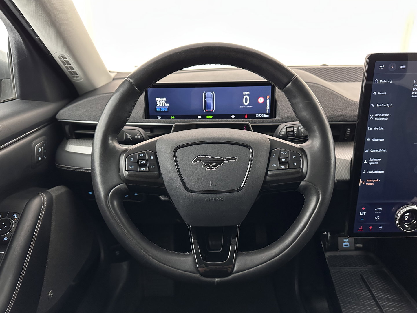 Ford Mustang Mach-E RWD 75 kWh [ 3-Fase ] (INCL.BTW) *LEATHER | FULL-LED | DAB | DIGI-COCKPIT | KEYLESS | NAVI-FULLMAP | CARPLAY | HEATED-COMFORTSEATS | TOPVIEW | ADAPTIVE-CRUISE | PRIVACY-GLASS | 18'' ALU*