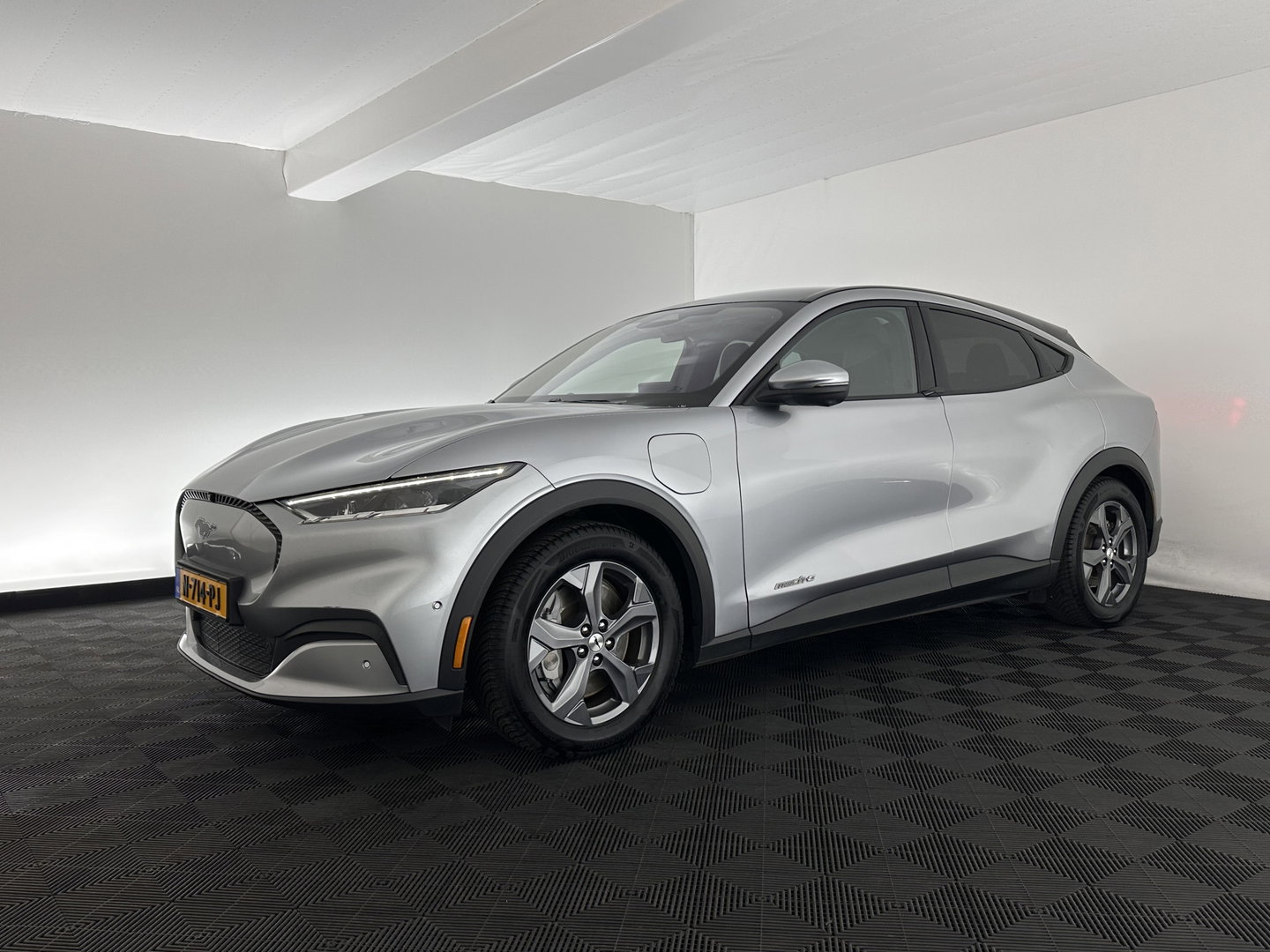 Ford Mustang Mach-E RWD 75 kWh [ 3-Fase ] (INCL.BTW) *LEATHER | FULL-LED | DAB | DIGI-COCKPIT | KEYLESS | NAVI-FULLMAP | CARPLAY | HEATED-COMFORTSEATS | TOPVIEW | ADAPTIVE-CRUISE | PRIVACY-GLASS | 18'' ALU*