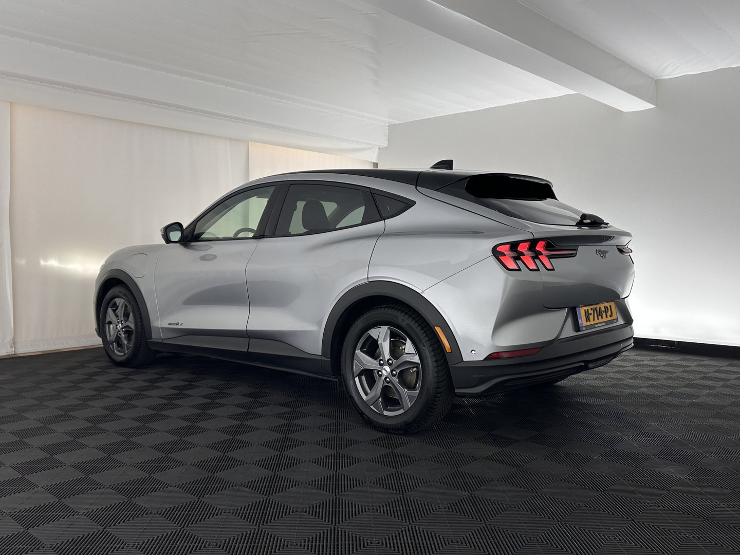 Ford Mustang Mach-E RWD 75 kWh [ 3-Fase ] (INCL.BTW) *LEATHER | FULL-LED | DAB | DIGI-COCKPIT | KEYLESS | NAVI-FULLMAP | CARPLAY | HEATED-COMFORTSEATS | TOPVIEW | ADAPTIVE-CRUISE | PRIVACY-GLASS | 18'' ALU*