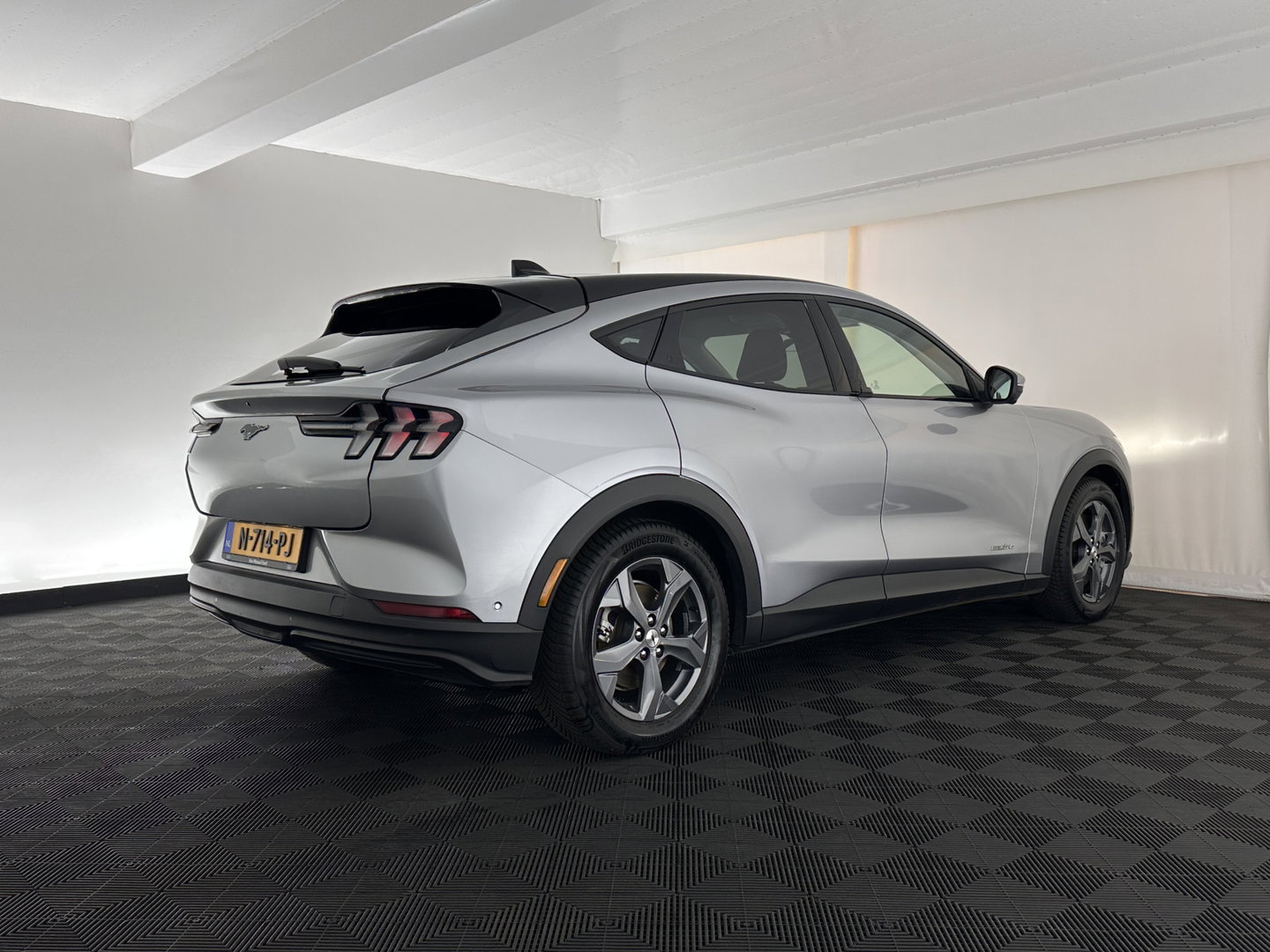 Ford Mustang Mach-E RWD 75 kWh [ 3-Fase ] (INCL.BTW) *LEATHER | FULL-LED | DAB | DIGI-COCKPIT | KEYLESS | NAVI-FULLMAP | CARPLAY | HEATED-COMFORTSEATS | TOPVIEW | ADAPTIVE-CRUISE | PRIVACY-GLASS | 18'' ALU*