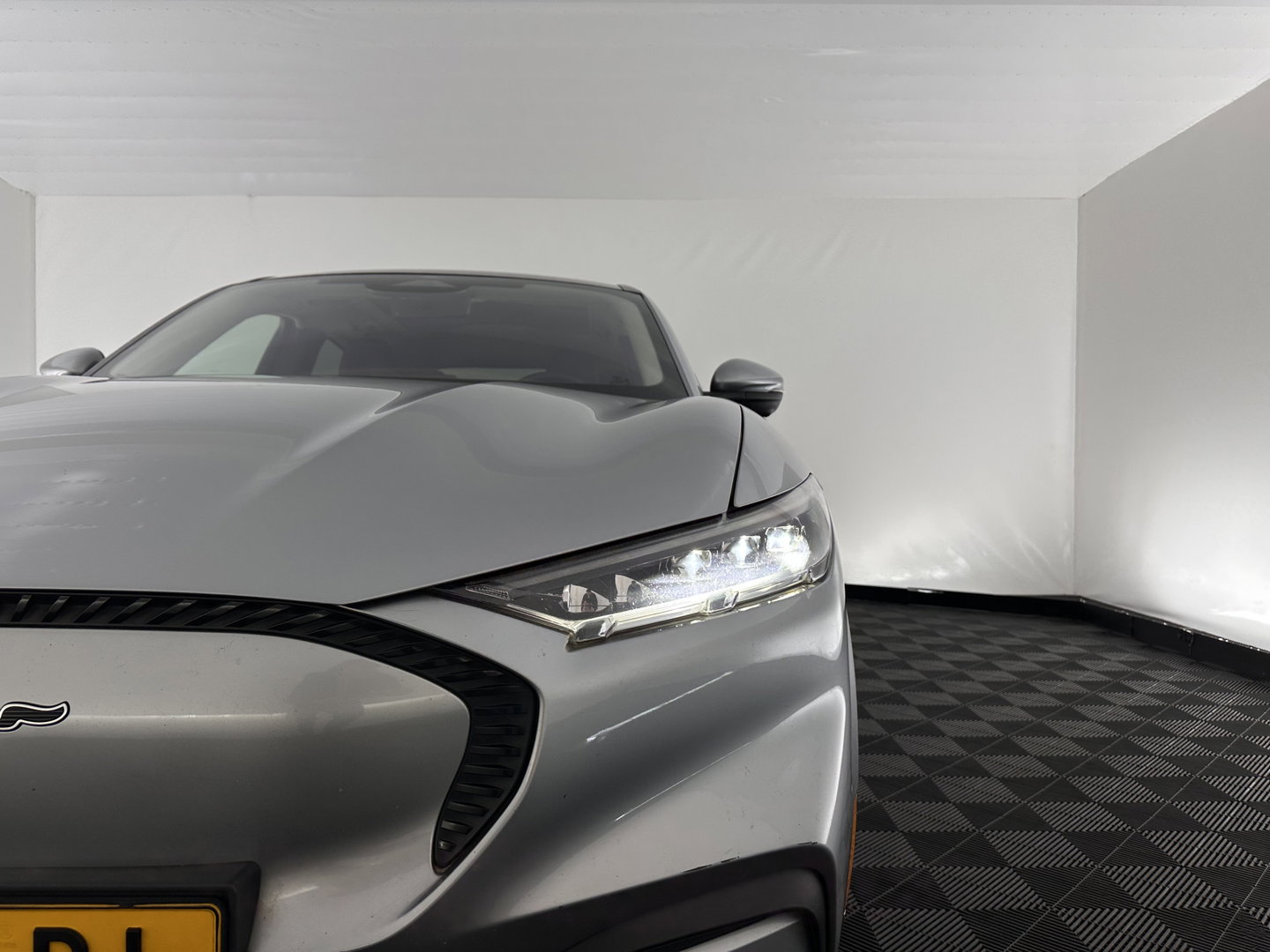 Ford Mustang Mach-E RWD 75 kWh [ 3-Fase ] (INCL.BTW) *LEATHER | FULL-LED | DAB | DIGI-COCKPIT | KEYLESS | NAVI-FULLMAP | CARPLAY | HEATED-COMFORTSEATS | TOPVIEW | ADAPTIVE-CRUISE | PRIVACY-GLASS | 18'' ALU*