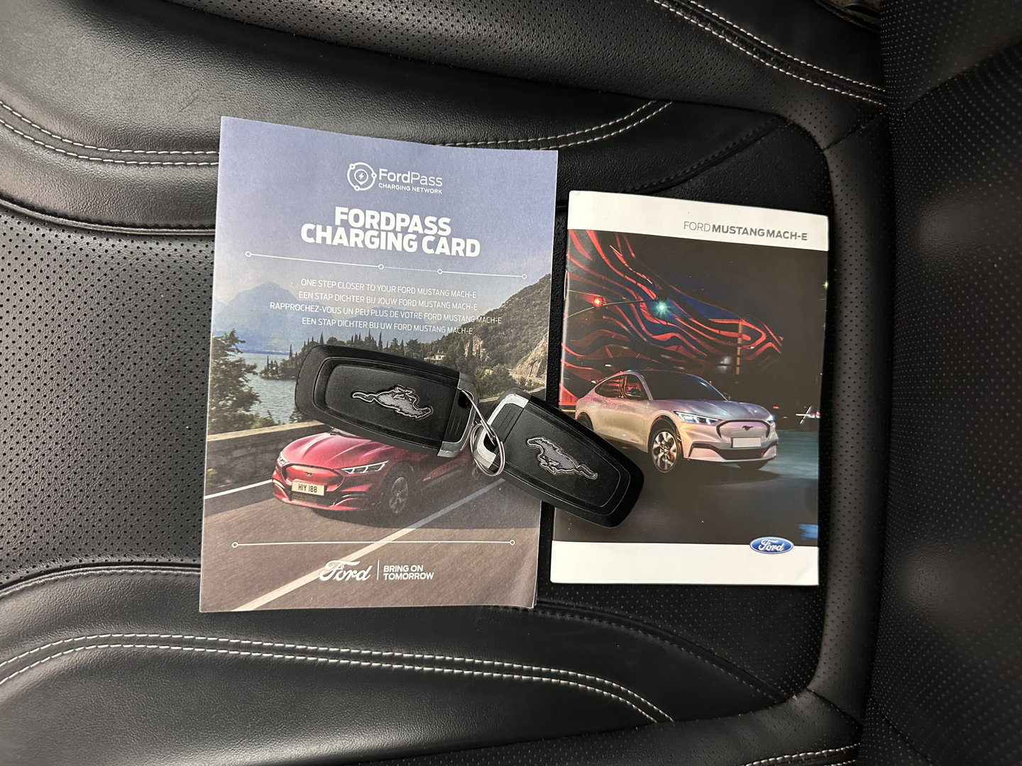 Ford Mustang Mach-E RWD 75 kWh [ 3-Fase ] (INCL.BTW) *LEATHER | FULL-LED | DAB | DIGI-COCKPIT | KEYLESS | NAVI-FULLMAP | CARPLAY | HEATED-COMFORTSEATS | TOPVIEW | ADAPTIVE-CRUISE | PRIVACY-GLASS | 18'' ALU*