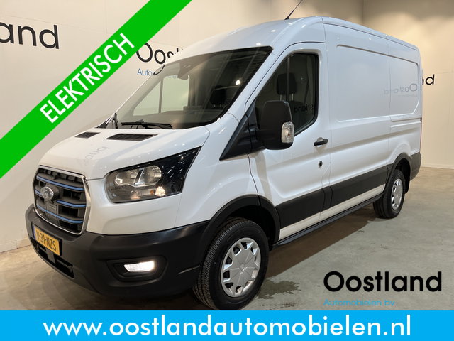 Ford E-Transit - 390 (3500 kg) L2H2 Trend 68 kWh / 100% Elektrisch !! / Airco / Cruise Control / CarPlay / Camera / Navigatie / 3-Zits / 13.850 KM !!