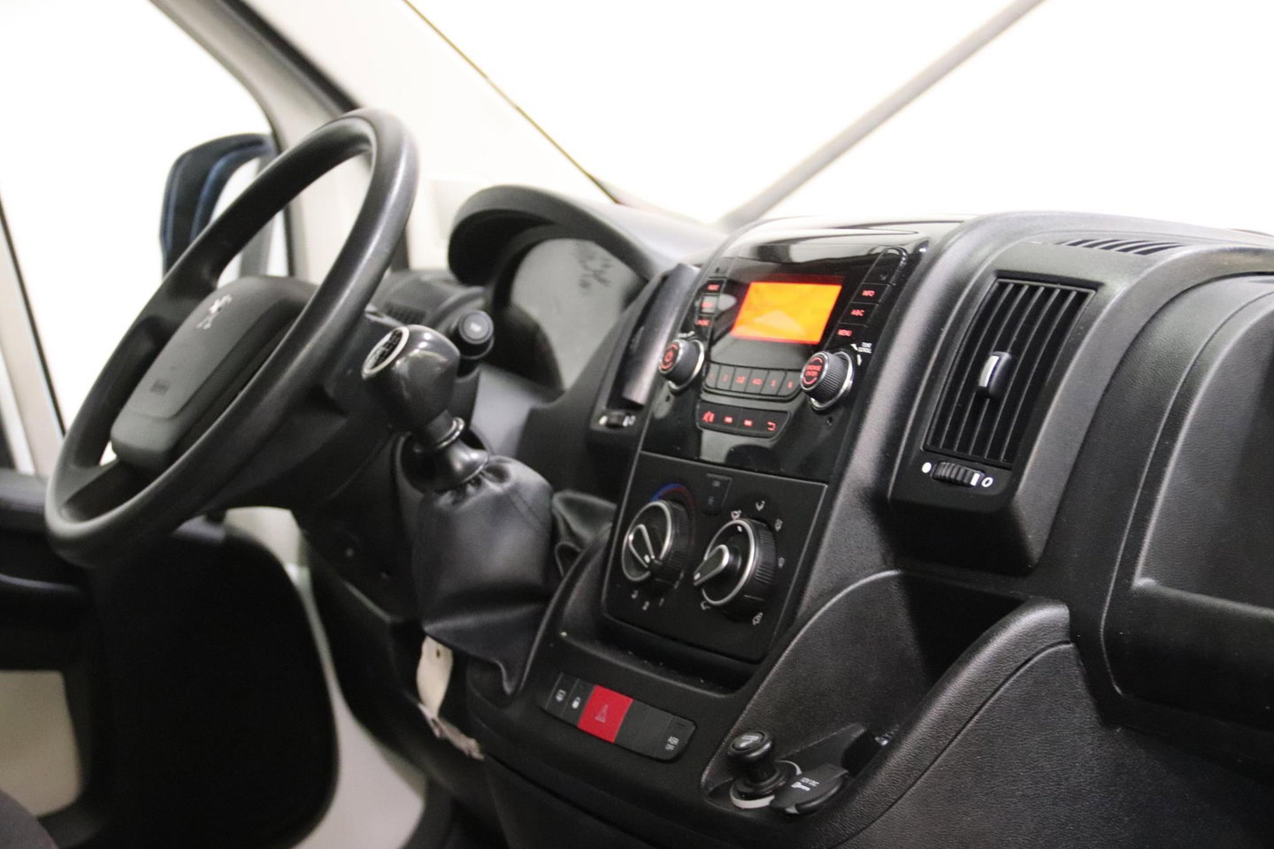 Peugeot Boxer L2H2 DUBBEL CABINE 7 personen IMPERIAAL Peugeot Boxer L2H2 DUBBEL CABINE 7 personen met IMPERIAAL