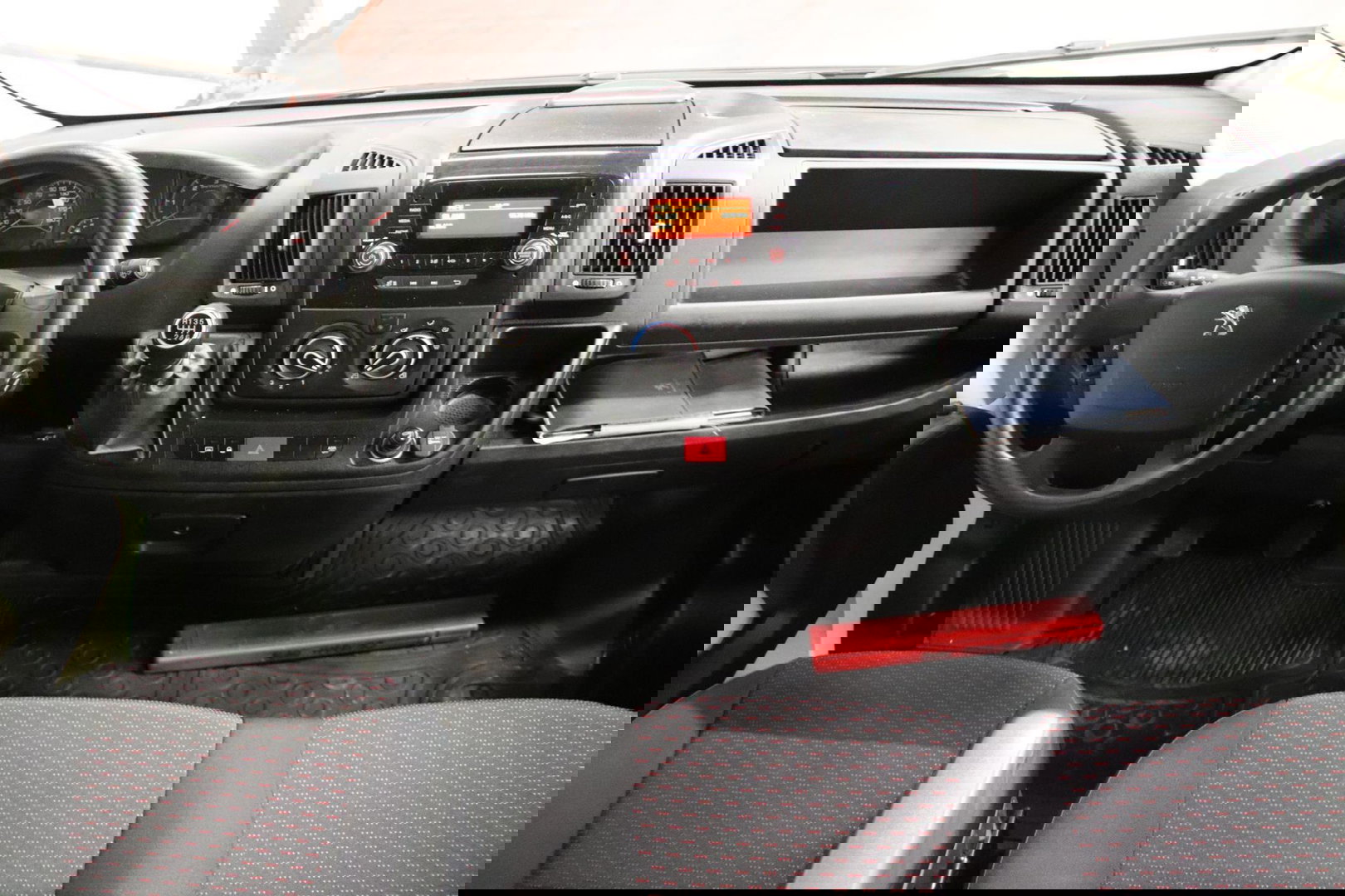 Peugeot Boxer L2H2 DUBBEL CABINE 7 personen IMPERIAAL Peugeot Boxer L2H2 DUBBEL CABINE 7 personen met IMPERIAAL