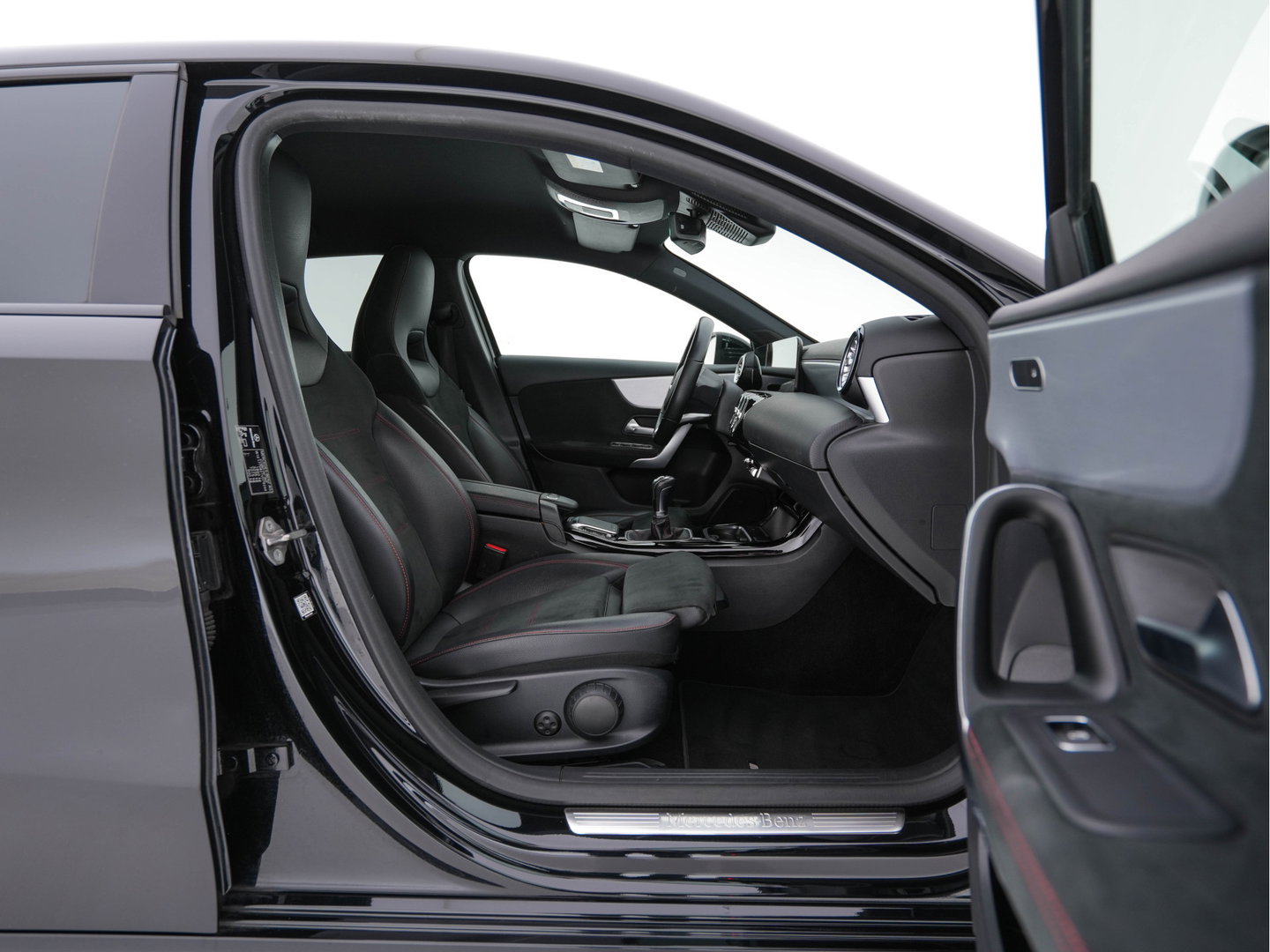 Mercedes-Benz A-Klasse 160 AMG-Sportpack Business-Solution (INCL-BTW) *WIDESCREEN-DIGI-COCKPIT | FULL-LED | LEATHER-MICROFIBRE | CAMERA | DYNAMIC-SELECT | CRUISE | HEATED-SPORTSEATS | PRIVACY-GLASS | DAB | AMBIENT-LIGHT | 18"ALU*