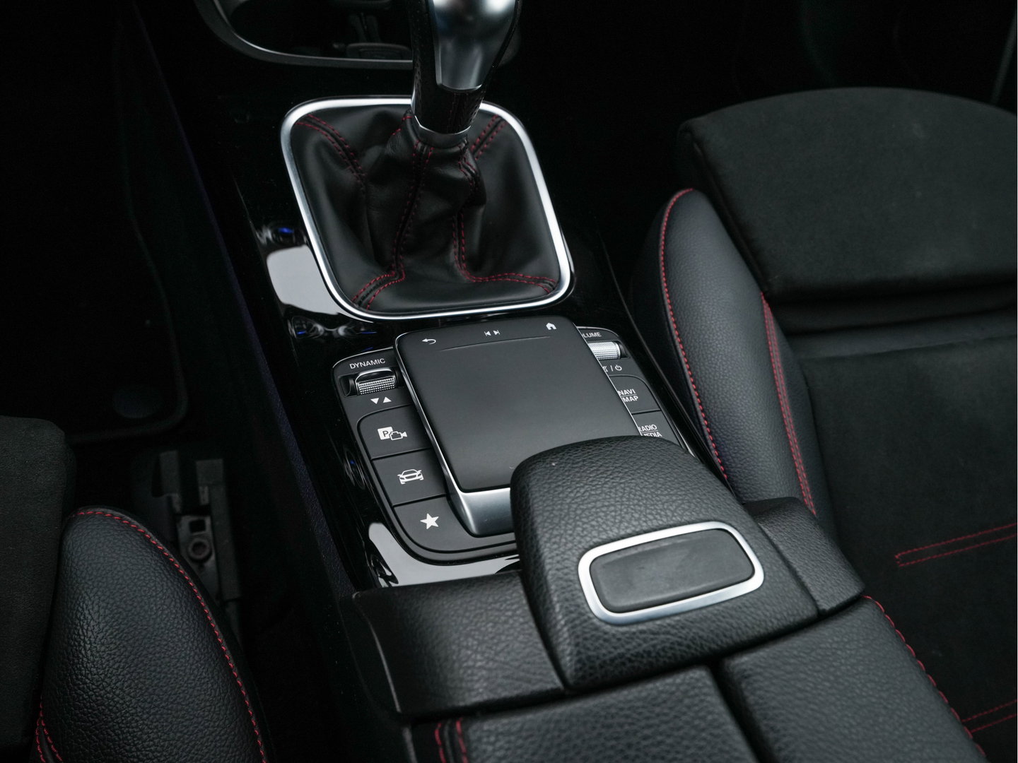 Mercedes-Benz A-Klasse 160 AMG-Sportpack Business-Solution (INCL-BTW) *WIDESCREEN-DIGI-COCKPIT | FULL-LED | LEATHER-MICROFIBRE | CAMERA | DYNAMIC-SELECT | CRUISE | HEATED-SPORTSEATS | PRIVACY-GLASS | DAB | AMBIENT-LIGHT | 18"ALU*