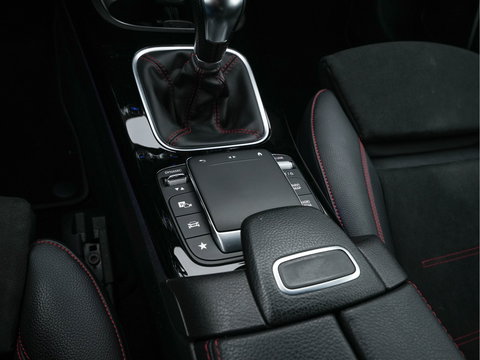 Mercedes-Benz A-Klasse 160 AMG-Sportpack Business-Solution (INCL-BTW) *WIDESCREEN-DIGI-COCKPIT | FULL-LED | LEATHER-MICROFIBRE | CAMERA | DYNAMIC-SELECT | CRUISE | HEATED-SPORTSEATS | PRIVACY-GLASS | DAB | AMBIENT-LIGHT | 18"ALU*