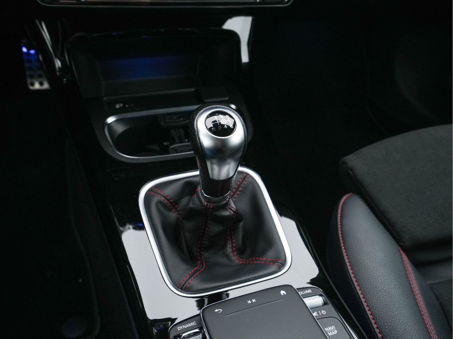 Mercedes-Benz A-Klasse 160 AMG-Sportpack Business-Solution (INCL-BTW) *WIDESCREEN-DIGI-COCKPIT | FULL-LED | LEATHER-MICROFIBRE | CAMERA | DYNAMIC-SELECT | CRUISE | HEATED-SPORTSEATS | PRIVACY-GLASS | DAB | AMBIENT-LIGHT | 18"ALU*