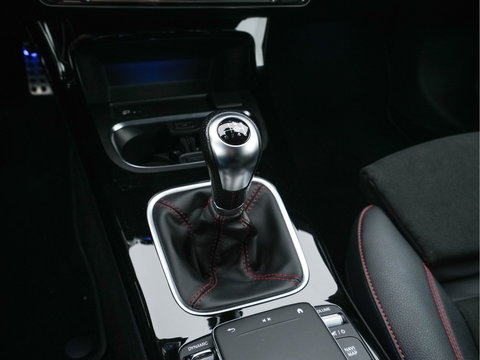 Mercedes-Benz A-Klasse 160 AMG-Sportpack Business-Solution (INCL-BTW) *WIDESCREEN-DIGI-COCKPIT | FULL-LED | LEATHER-MICROFIBRE | CAMERA | DYNAMIC-SELECT | CRUISE | HEATED-SPORTSEATS | PRIVACY-GLASS | DAB | AMBIENT-LIGHT | 18"ALU*