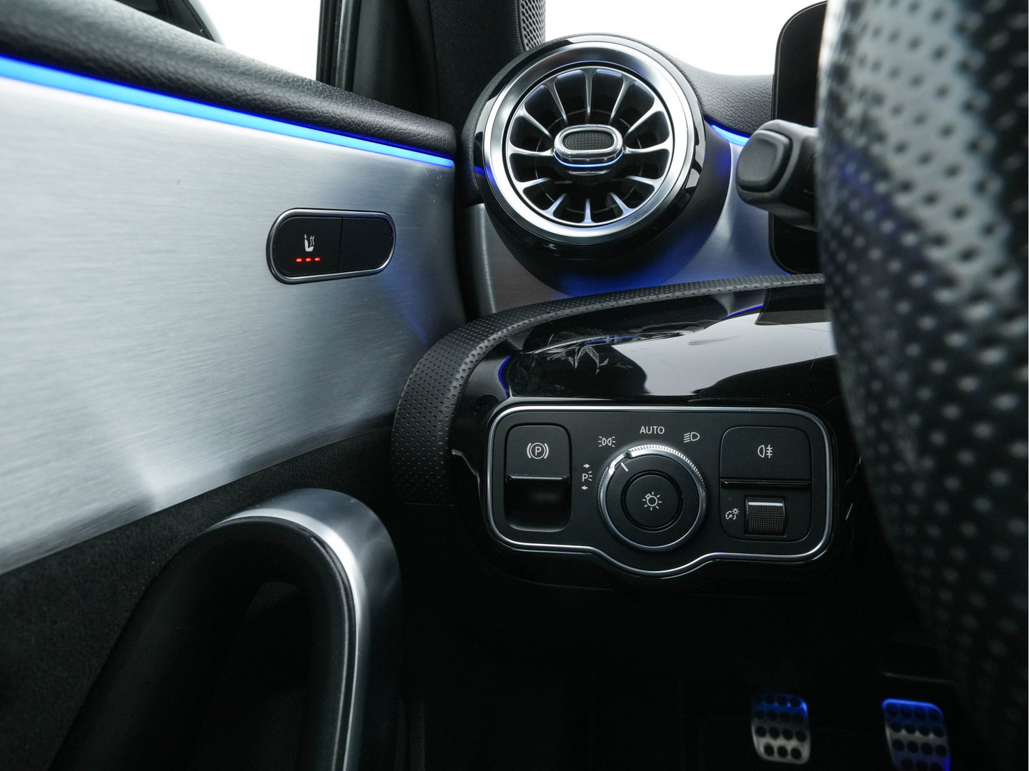 Mercedes-Benz A-Klasse 160 AMG-Sportpack Business-Solution (INCL-BTW) *WIDESCREEN-DIGI-COCKPIT | FULL-LED | LEATHER-MICROFIBRE | CAMERA | DYNAMIC-SELECT | CRUISE | HEATED-SPORTSEATS | PRIVACY-GLASS | DAB | AMBIENT-LIGHT | 18"ALU*