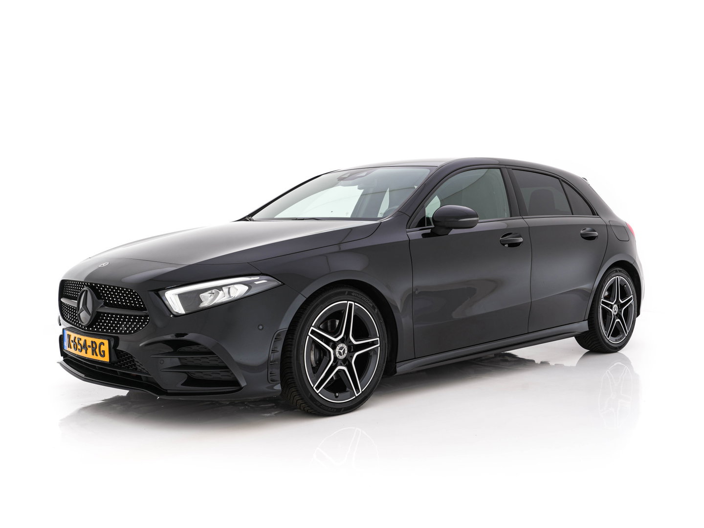 Mercedes-Benz A-Klasse 160 AMG-Sportpack Business-Solution (INCL-BTW) *WIDESCREEN-DIGI-COCKPIT | FULL-LED | LEATHER-MICROFIBRE | CAMERA | DYNAMIC-SELECT | CRUISE | HEATED-SPORTSEATS | PRIVACY-GLASS | DAB | AMBIENT-LIGHT | 18"ALU*