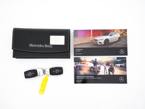 Mercedes-Benz A-Klasse 160 AMG-Sportpack Business-Solution (INCL-BTW) *WIDESCREEN-DIGI-COCKPIT | FULL-LED | LEATHER-MICROFIBRE | CAMERA | DYNAMIC-SELECT | CRUISE | HEATED-SPORTSEATS | PRIVACY-GLASS | DAB | AMBIENT-LIGHT | 18"ALU*