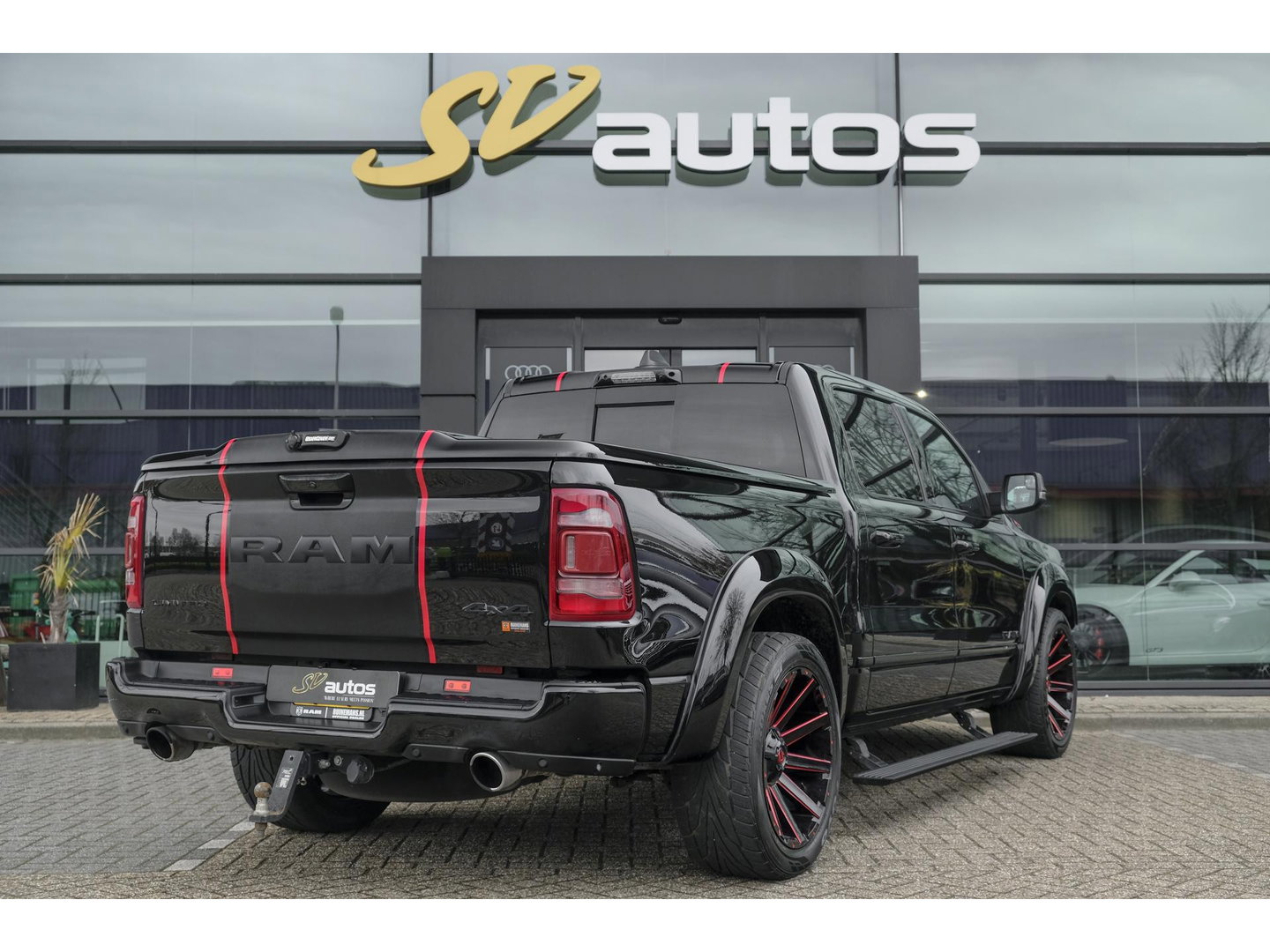 Dodge Ram 1500 5.7 V8 401pk 4x4 Limited LPG G3 Widebody Black&Red Luchtvering Trekhaak Head-up Harman/kardon Sidebars CUSTOM!!
