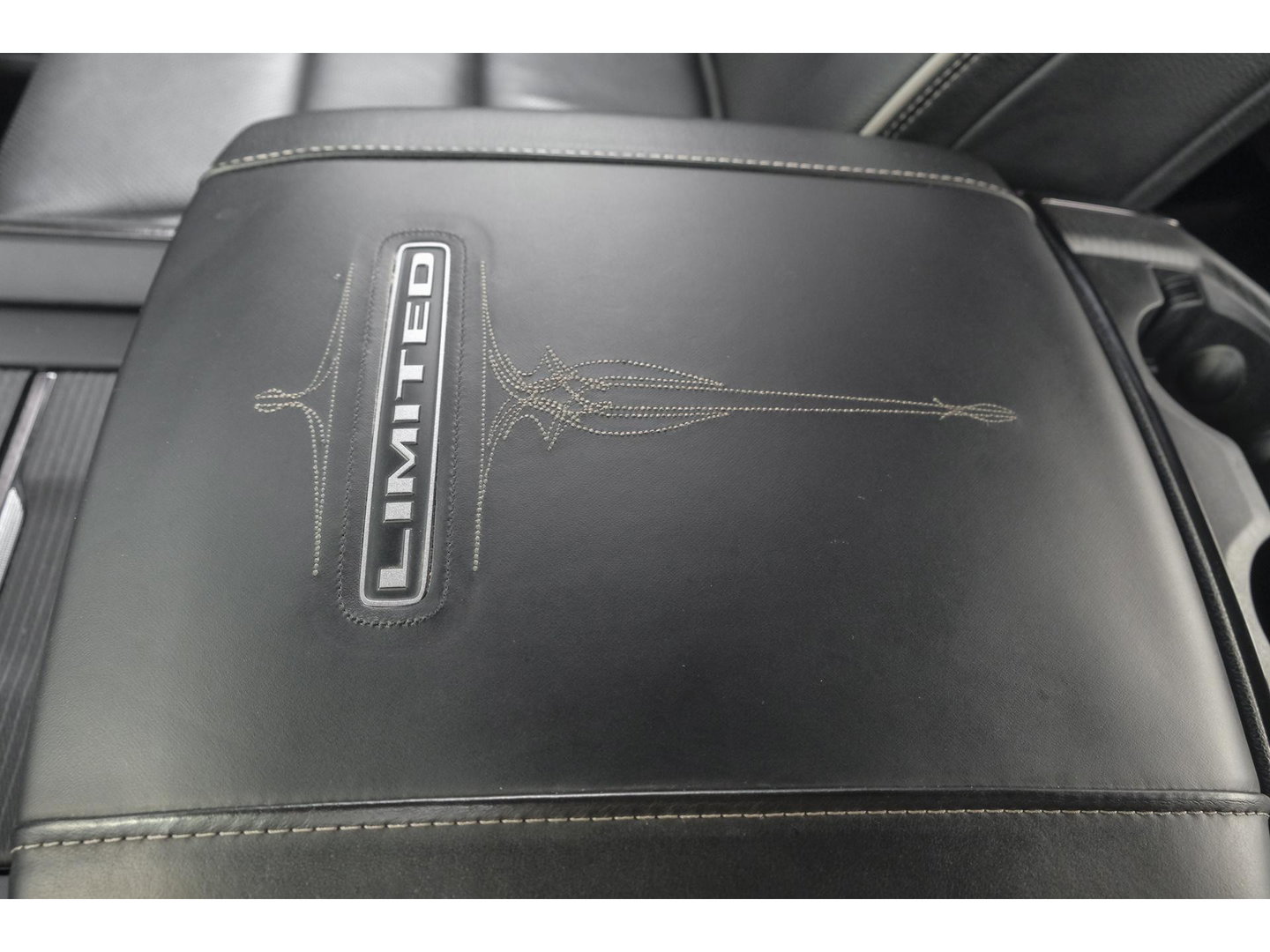 Dodge Ram 1500 5.7 V8 401pk 4x4 Limited LPG G3 Widebody Black&Red Luchtvering Trekhaak Head-up Harman/kardon Sidebars CUSTOM!!