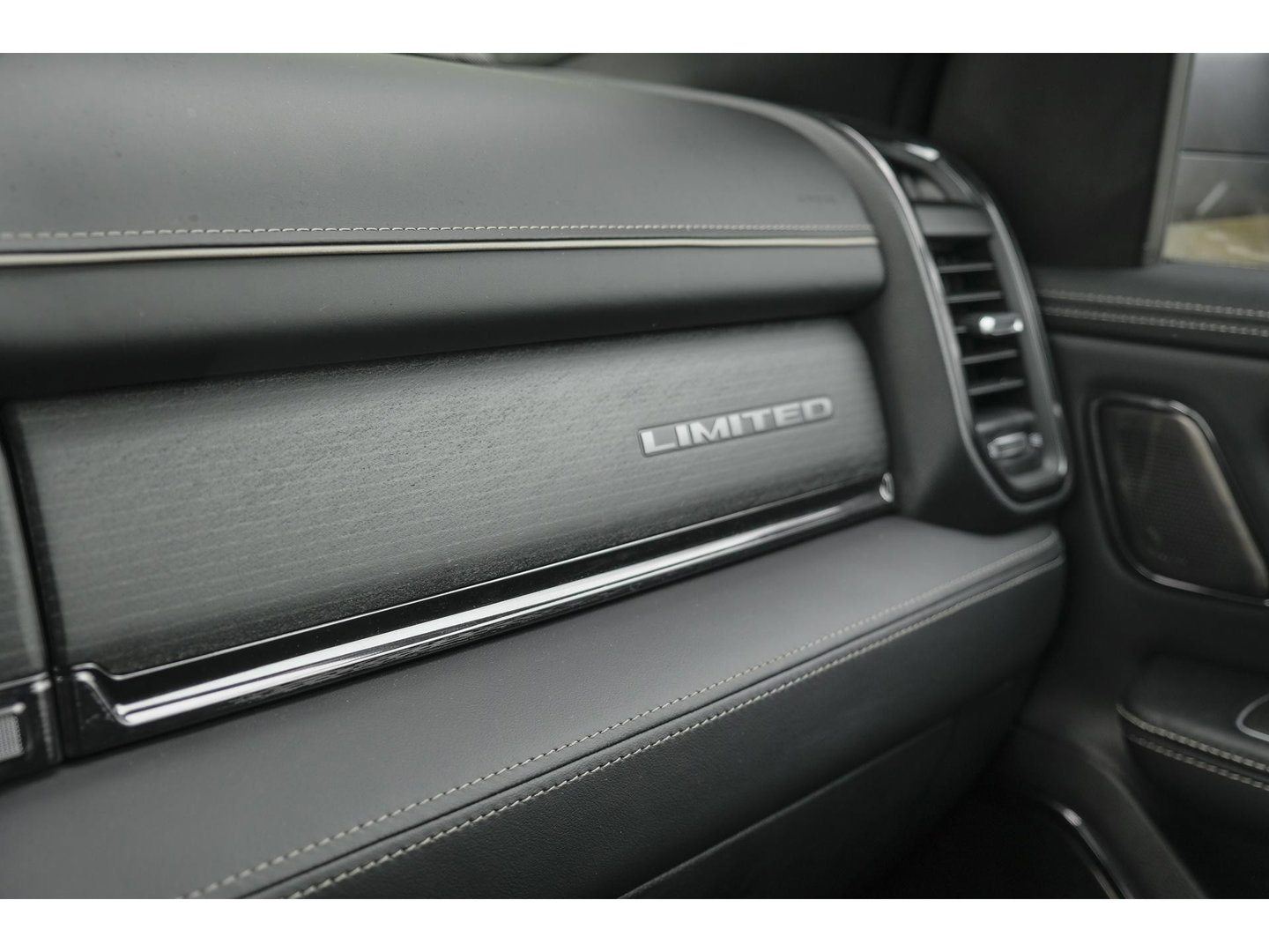 Dodge Ram 1500 5.7 V8 401pk 4x4 Limited LPG G3 Widebody Black&Red Luchtvering Trekhaak Head-up Harman/kardon Sidebars CUSTOM!!