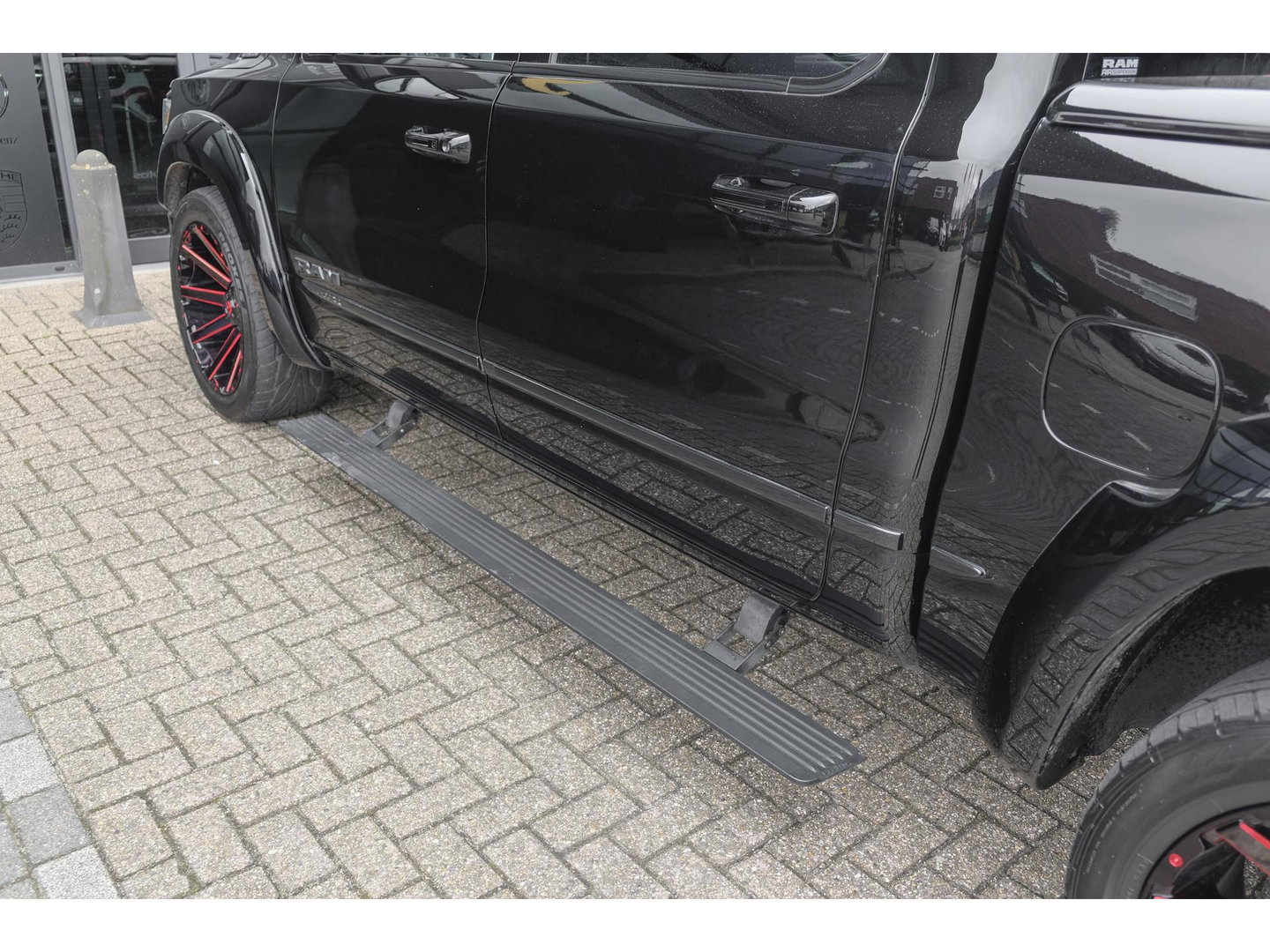 Dodge Ram 1500 5.7 V8 401pk 4x4 Limited LPG G3 Widebody Black&Red Luchtvering Trekhaak Head-up Harman/kardon Sidebars CUSTOM!!