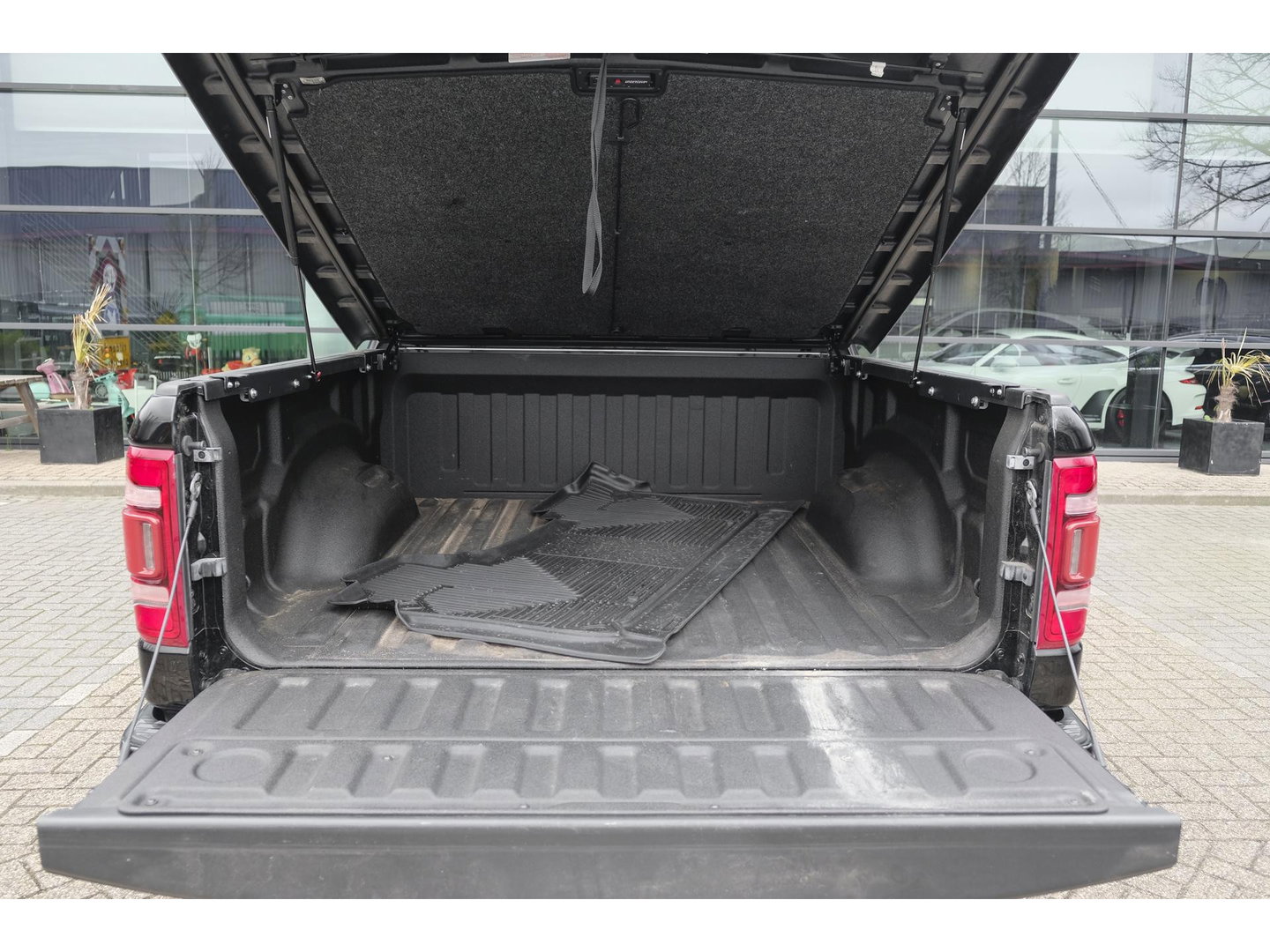 Dodge Ram 1500 5.7 V8 401pk 4x4 Limited LPG G3 Widebody Black&Red Luchtvering Trekhaak Head-up Harman/kardon Sidebars CUSTOM!!